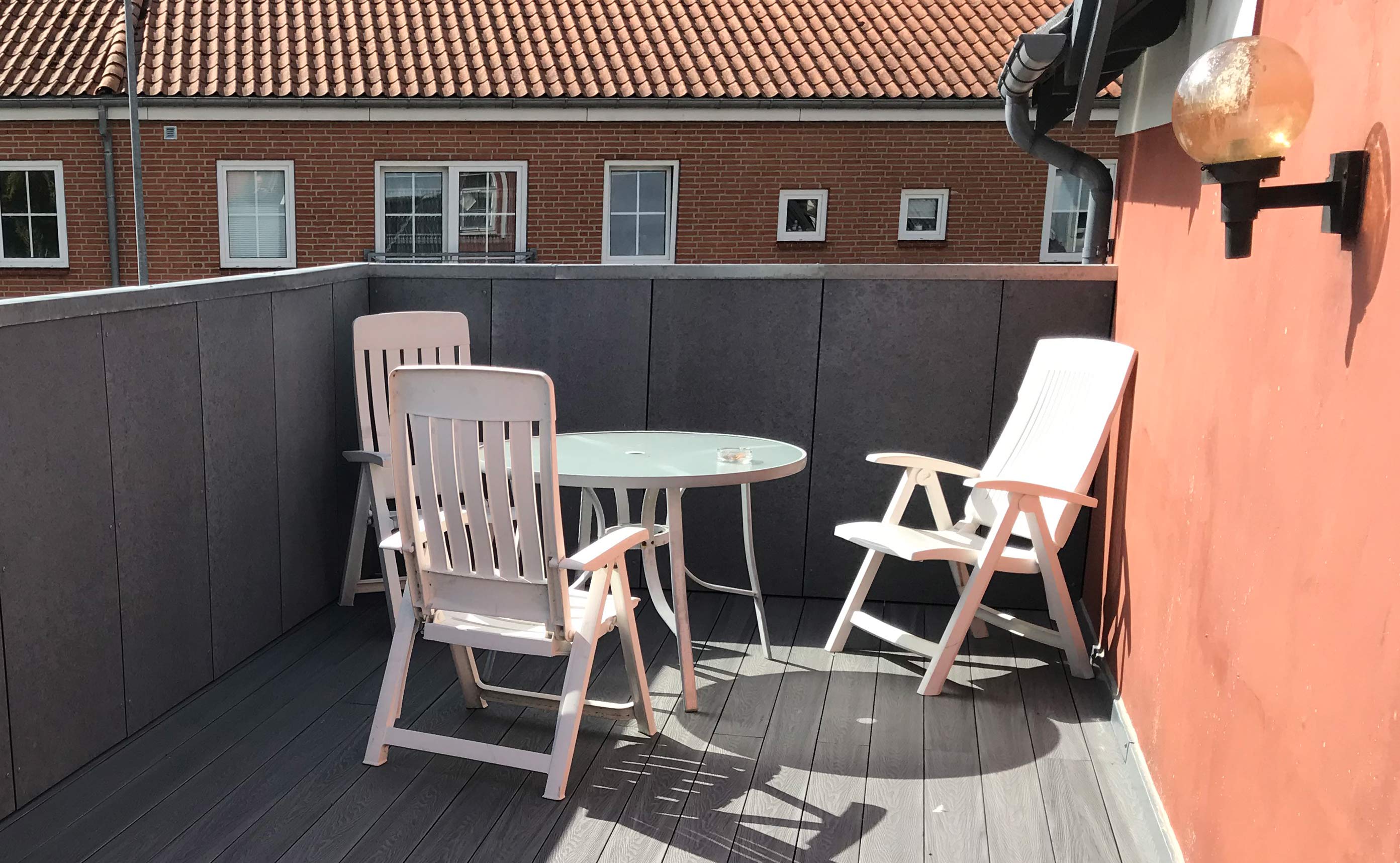 Lejligheden er på 95 m2 og koster kr. 4700 pr. måned + forbrug
