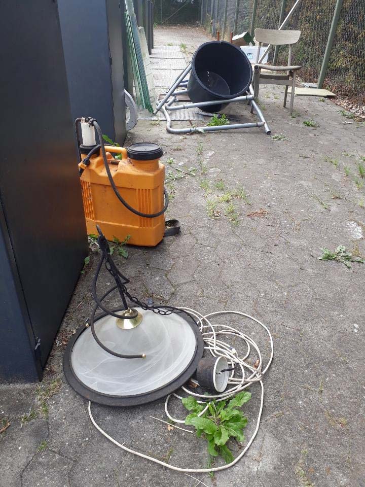 Kan affaldet ikke skubbes ind i beholderne, så skal det bare smides ved siden af, synes nogen at tænke.