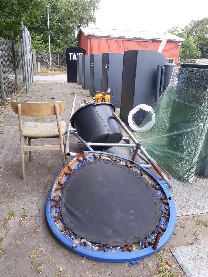 Kan affaldet ikke skubbes ind i beholderne, så skal det bare smides ved siden af, synes nogen at tænke.