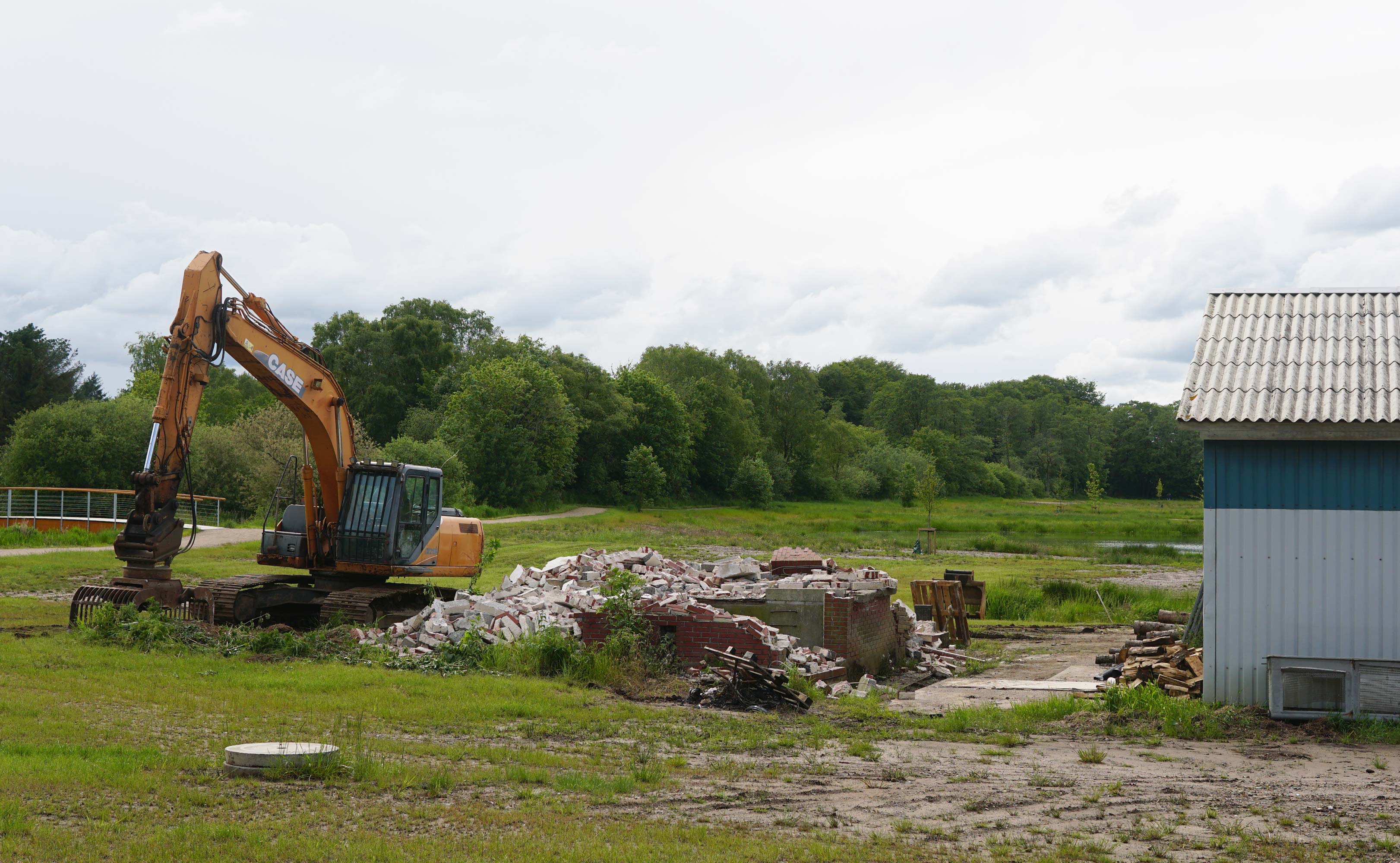 Dambrugets gamle foderbygning blev i dag på grundlovsdag brækket ned