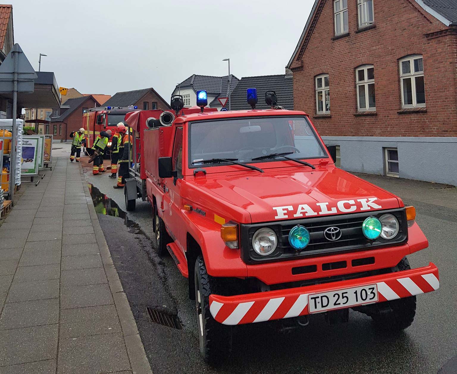 Spild af dieselolie foran købmanden i Ansager fjernes af brandvæsenet