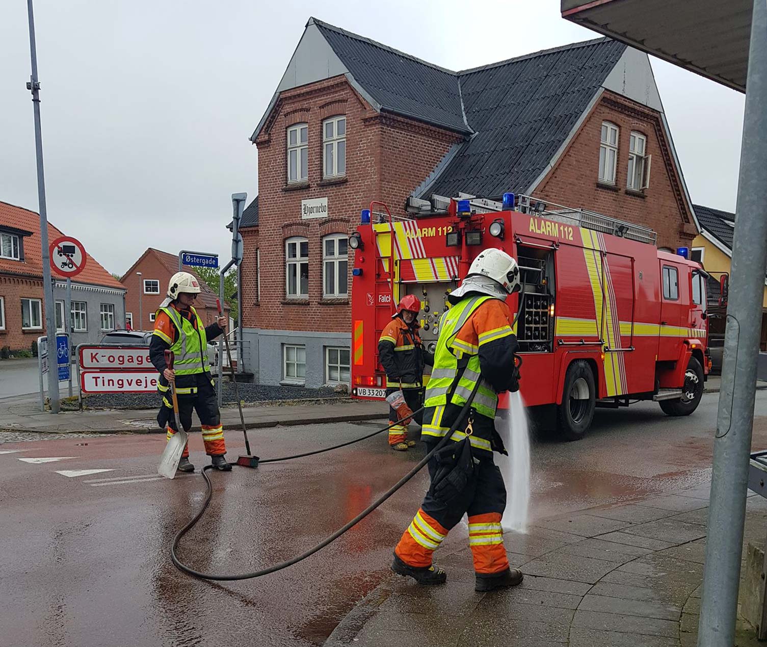 Spild af dieselolie foran købmanden i Ansager fjernes af brandvæsenet