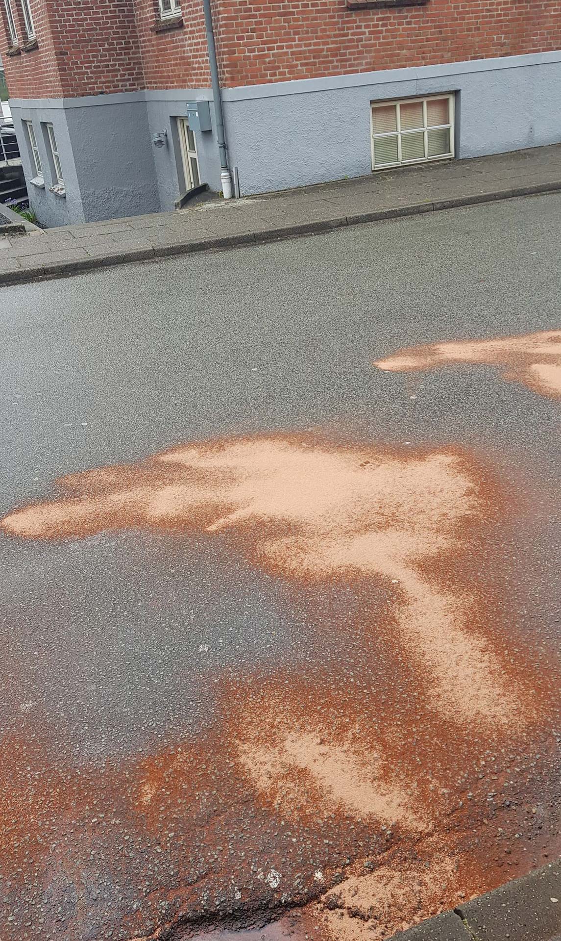 Spild af dieselolie foran købmanden i Ansager fjernes af brandvæsenet