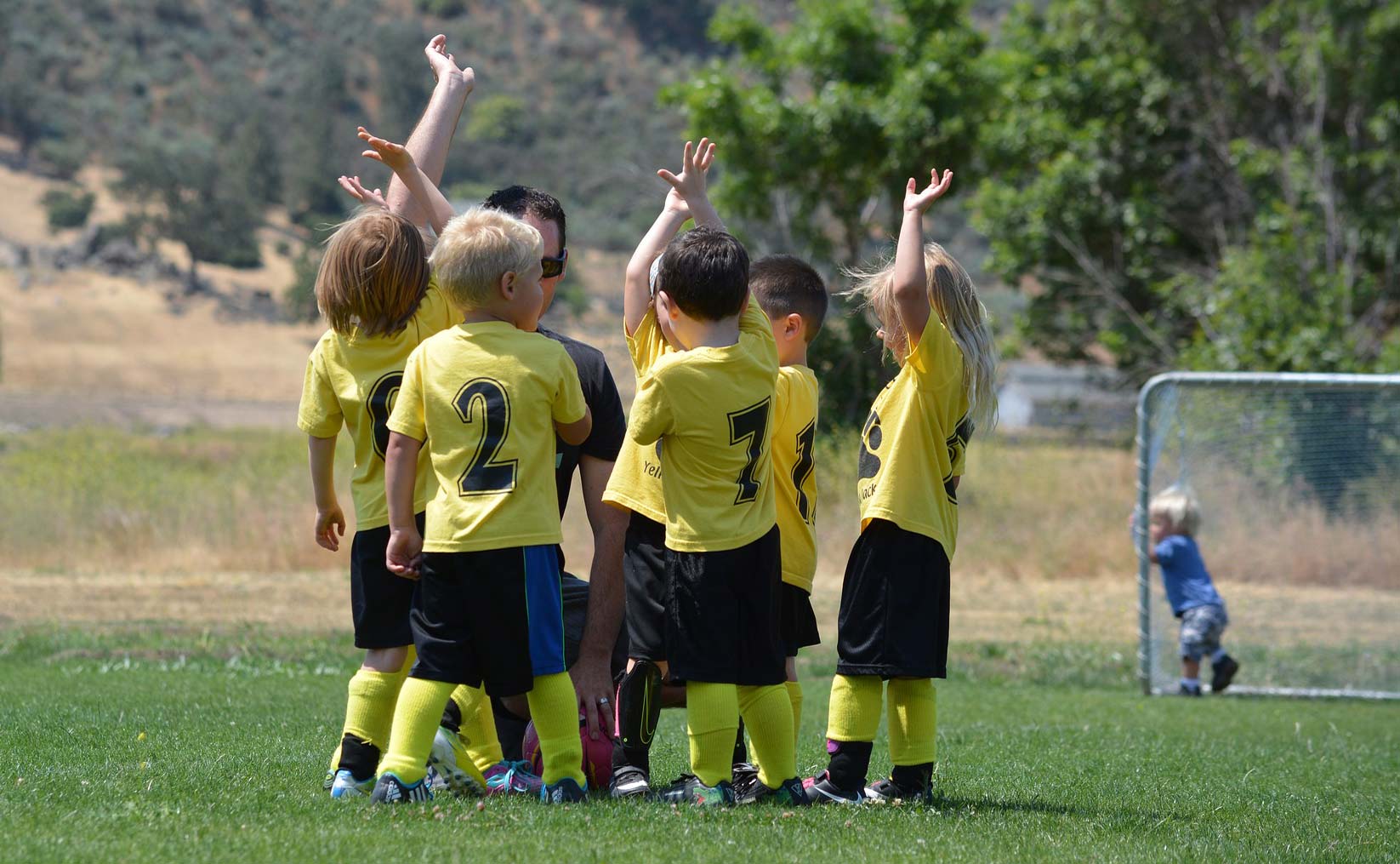 Piger og drenge i alderen 5-6 år kan hver mandag deltage i Leg med Bold på Ansager Stadion