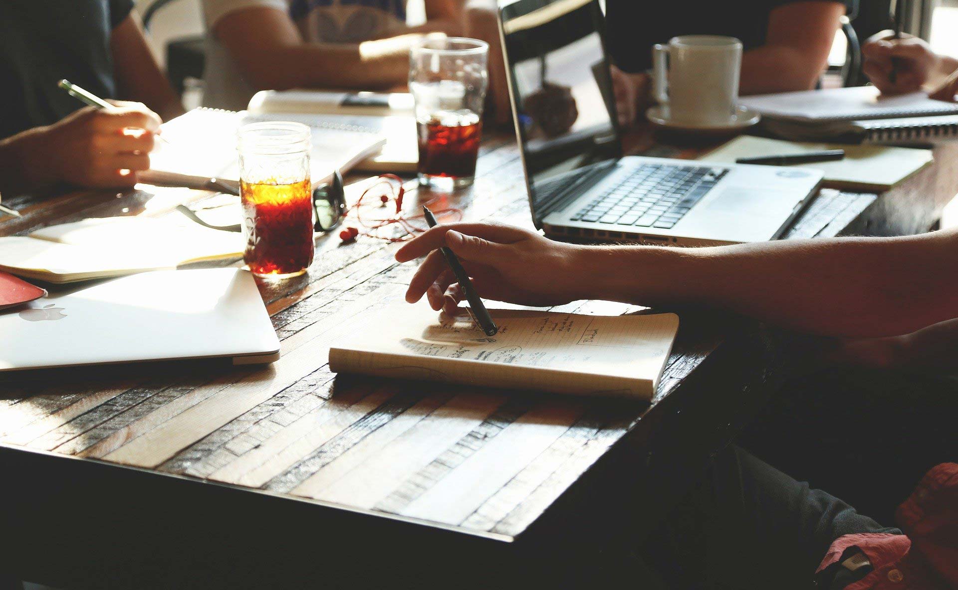 Sæt dit præg
på Varde Kommunes budget. 
Har du en god idé til, hvordan Varde Kommune kan bruge
pengene smartere på alt fra børnepasning til ældrepleje? Så skal du til workshop!