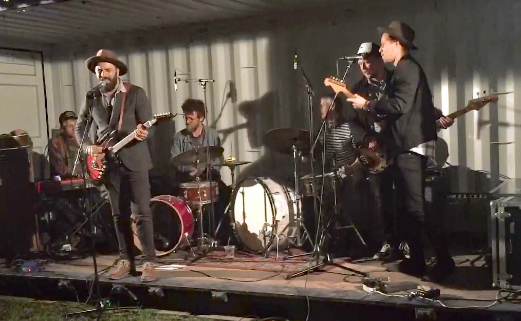 Red Handed Five med Born On The Bayou. Se video på youtube.