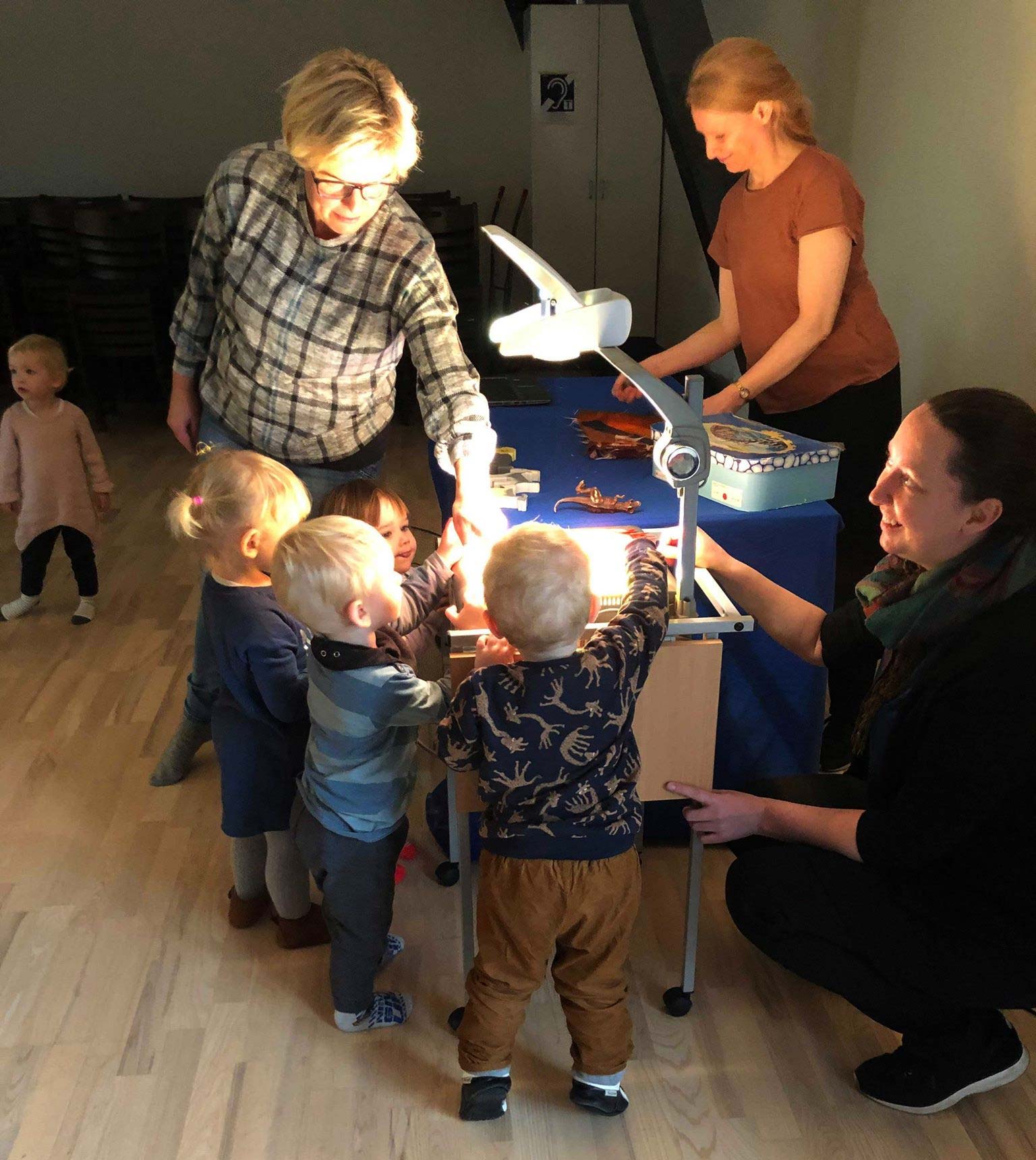 Skyggespil fra Varde bibliotek på dagålejens heldagslegestue