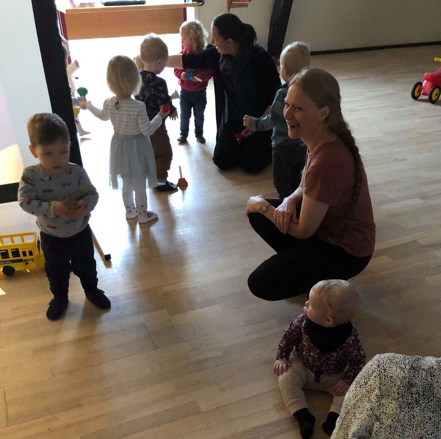 Skyggespil fra Varde bibliotek på dagålejens heldagslegestue