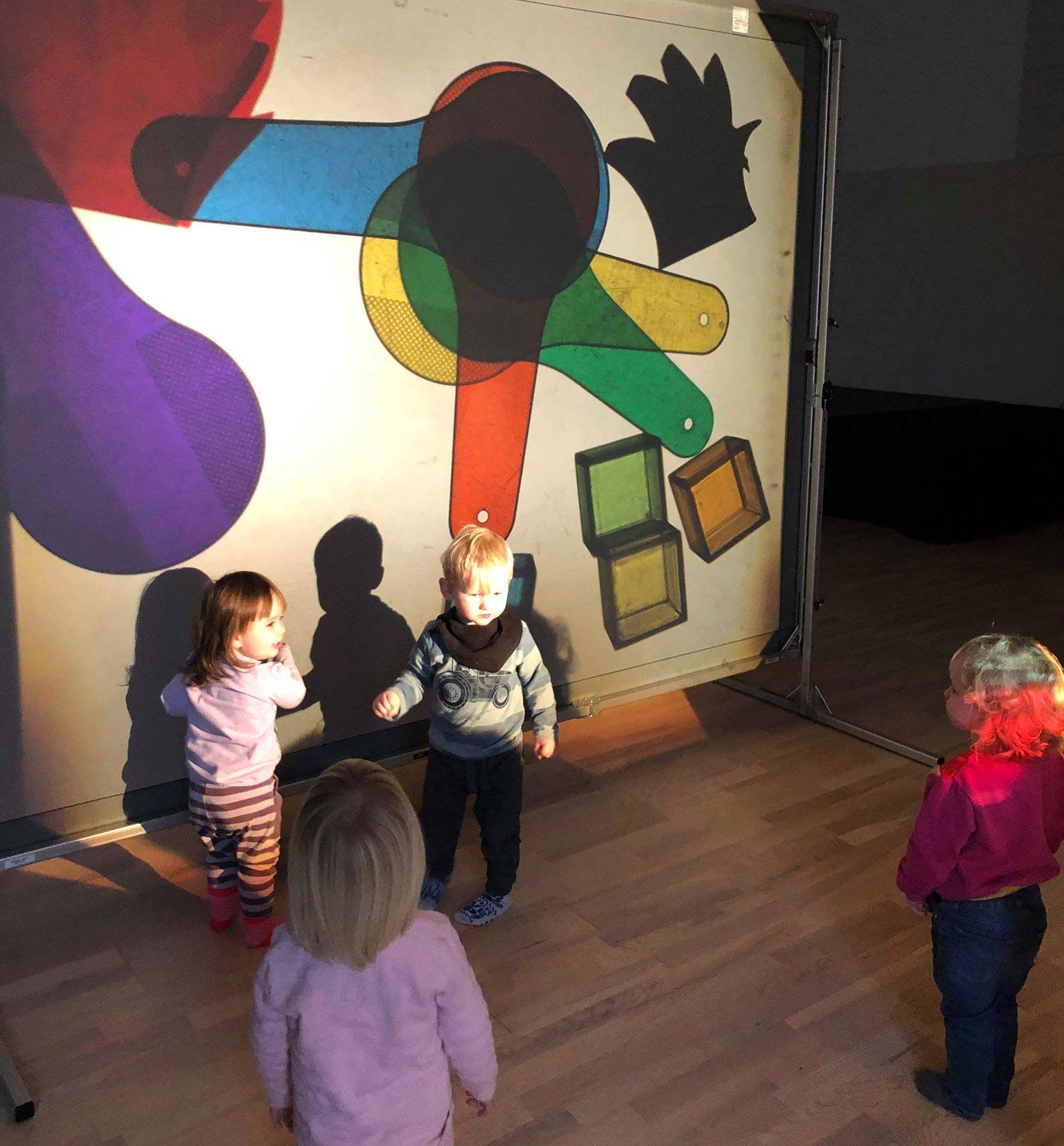 Skyggespil fra Varde bibliotek på dagålejens heldagslegestue