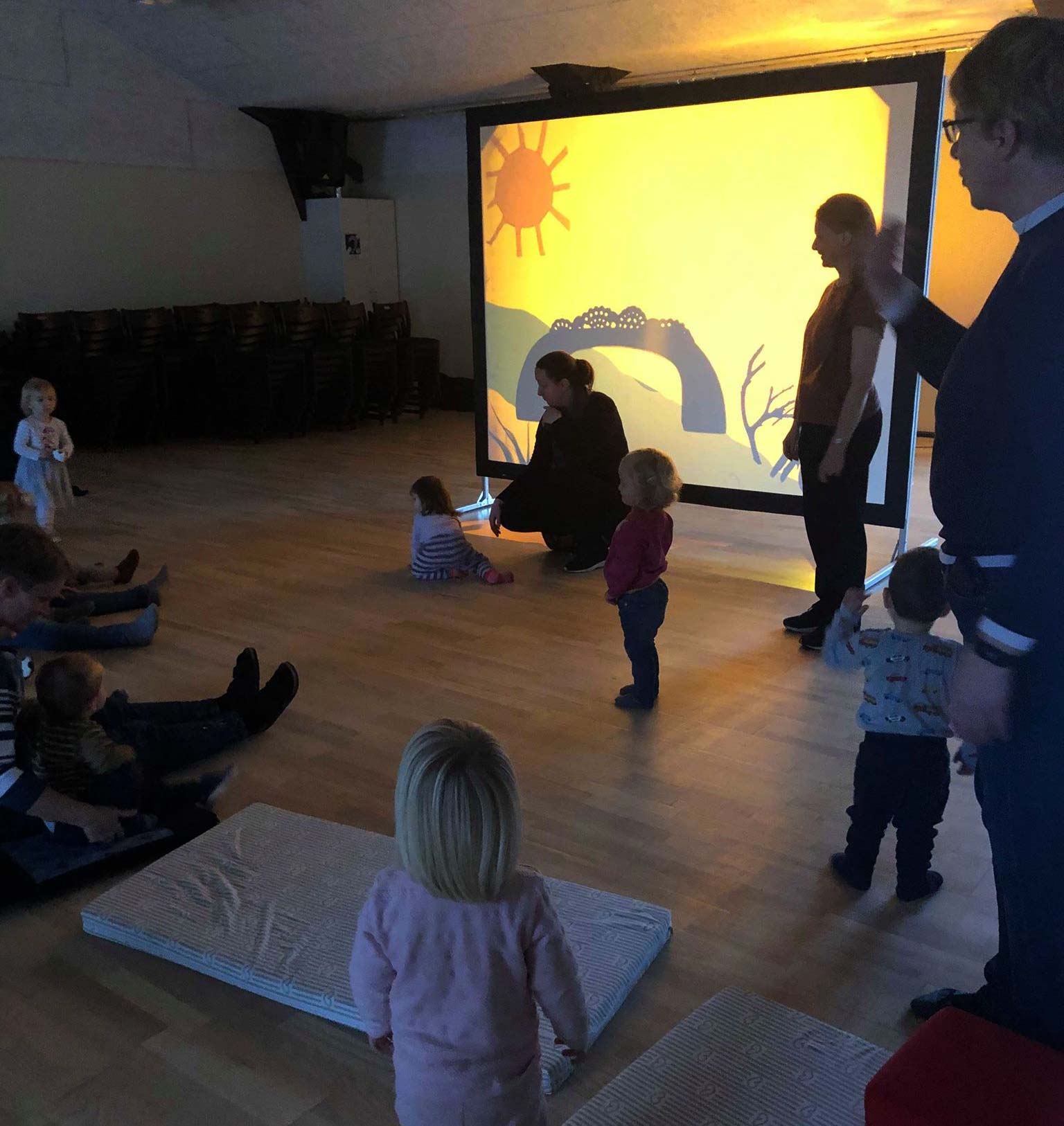 Skyggespil fra Varde bibliotek på dagålejens heldagslegestue