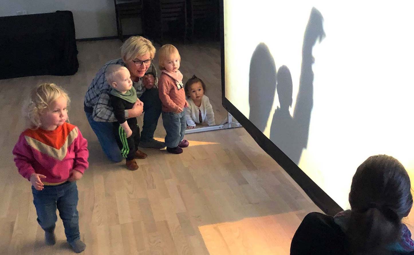Skyggespil fra Varde bibliotek på dagålejens heldagslegestue