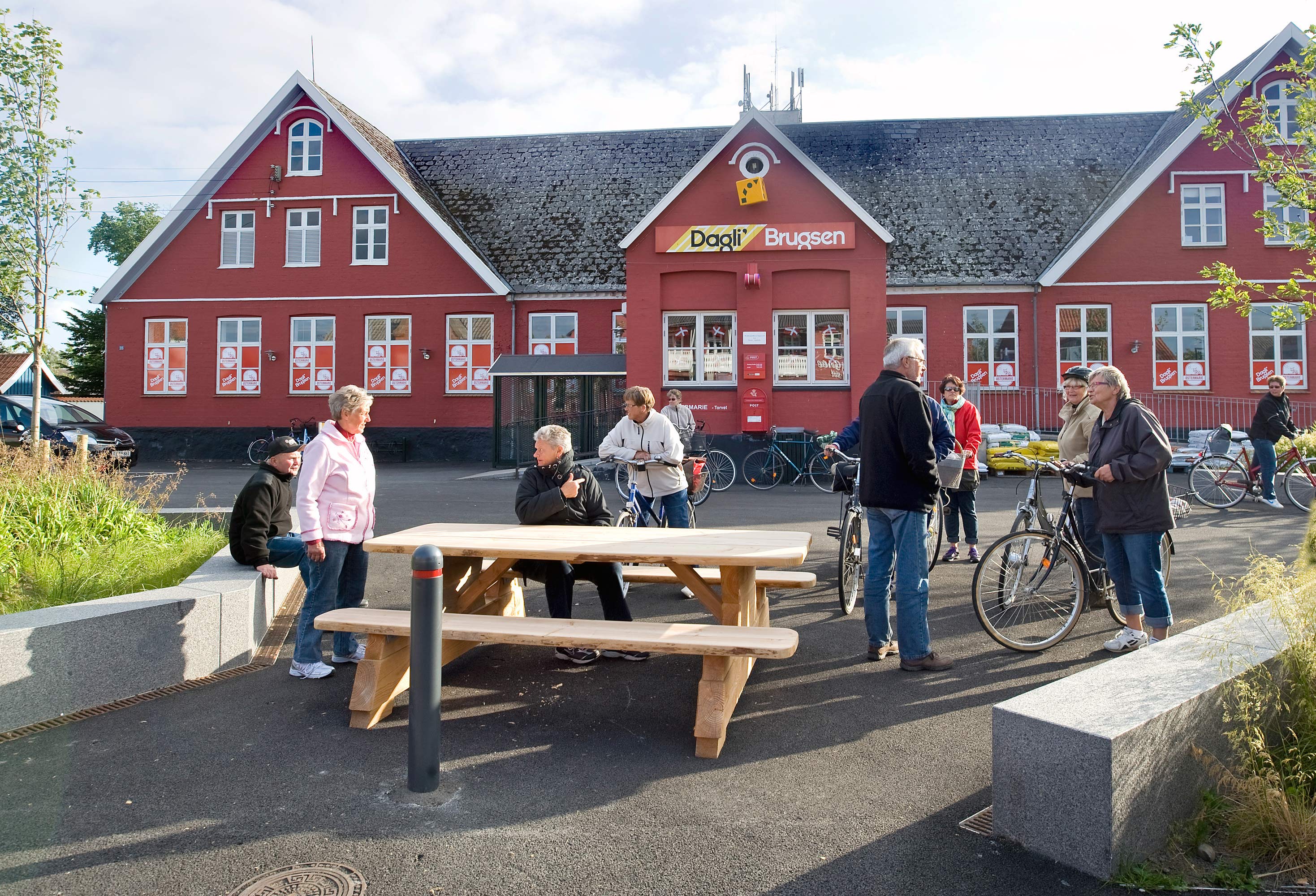 Brugsen og hallen er ofte mødesteder i lokalsamfundet. 14 nytænkende ideer til nye mødesteder får nu støtte til projektudvikling.