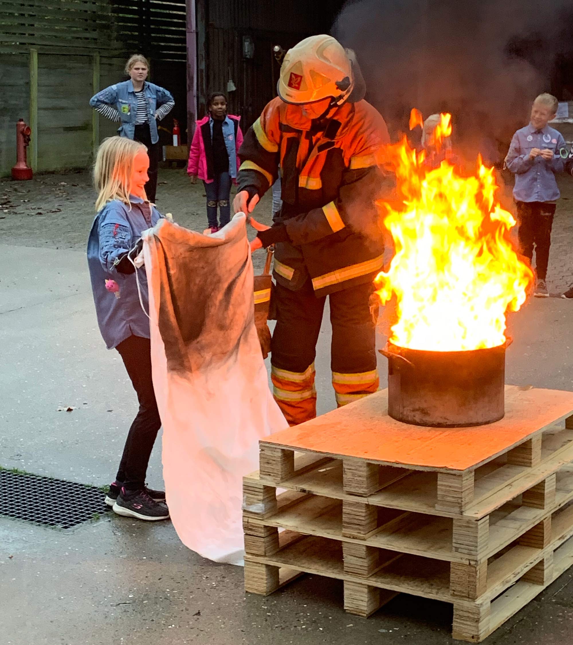 Falck stationen Grindsted viste deres køretøjer frem og gav børnene fra Ansager FDF en god oplevelse