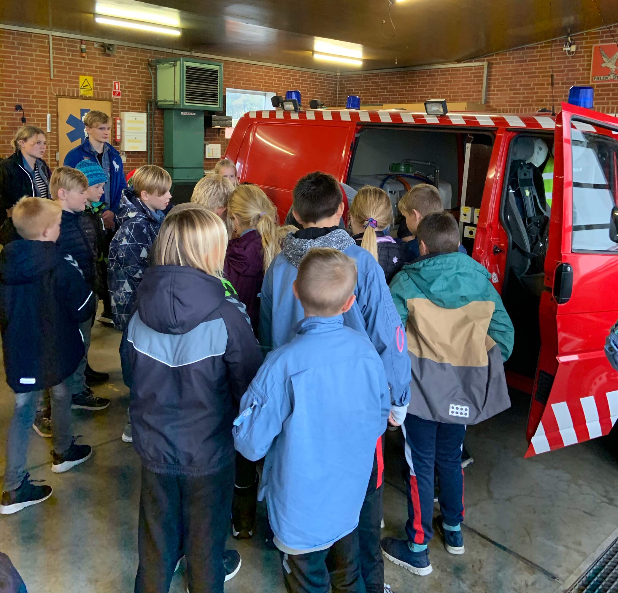 Falck stationen Grindsted viste deres køretøjer frem og gav børnene fra Ansager FDF en god oplevelse