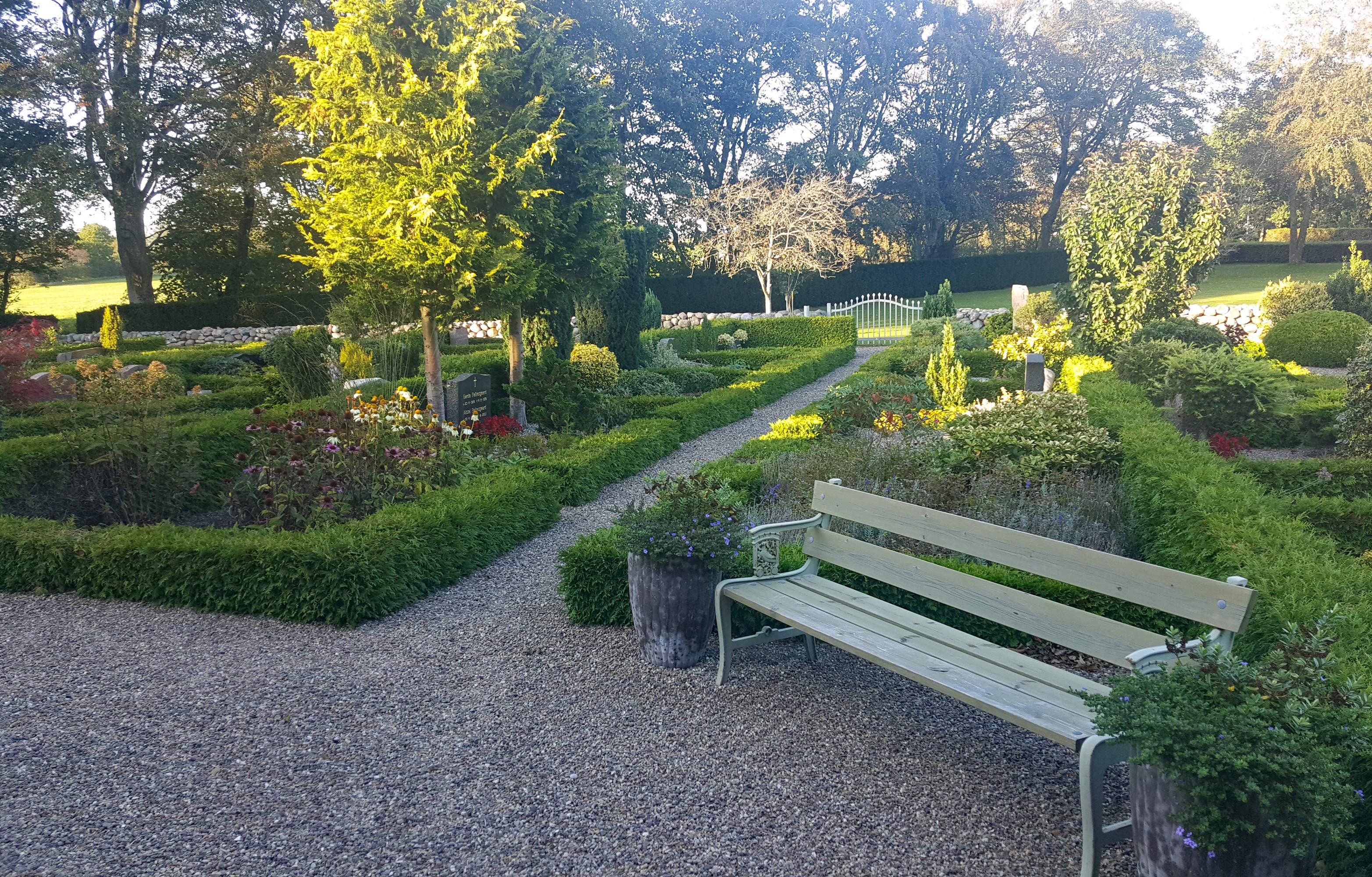En ændret begravelseskultur med færre kister og flere urner betyder mindre pladsbehov. På Nr. Omme kirkegård er der etableret en sansehave for de levende på de ubenyttede grave. Alternativet til sansehaven ville være tomme gravsteder med græs, grus eller jord. Med sansehaven er kirkegården meget mere spændende at besøge.