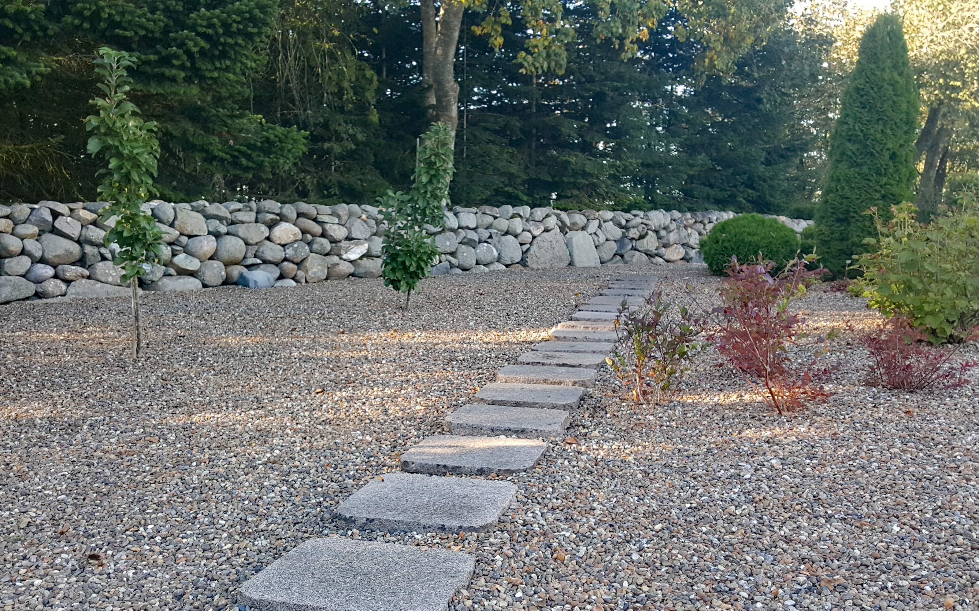 En ændret begravelseskultur med færre kister og flere urner betyder mindre pladsbehov. På Nr. Omme kirkegård er der etableret en sansehave for de levende på de ubenyttede grave. Alternativet til sansehaven ville være tomme gravsteder med græs, grus eller jord. Med sansehaven er kirkegården meget mere spændende at besøge.
