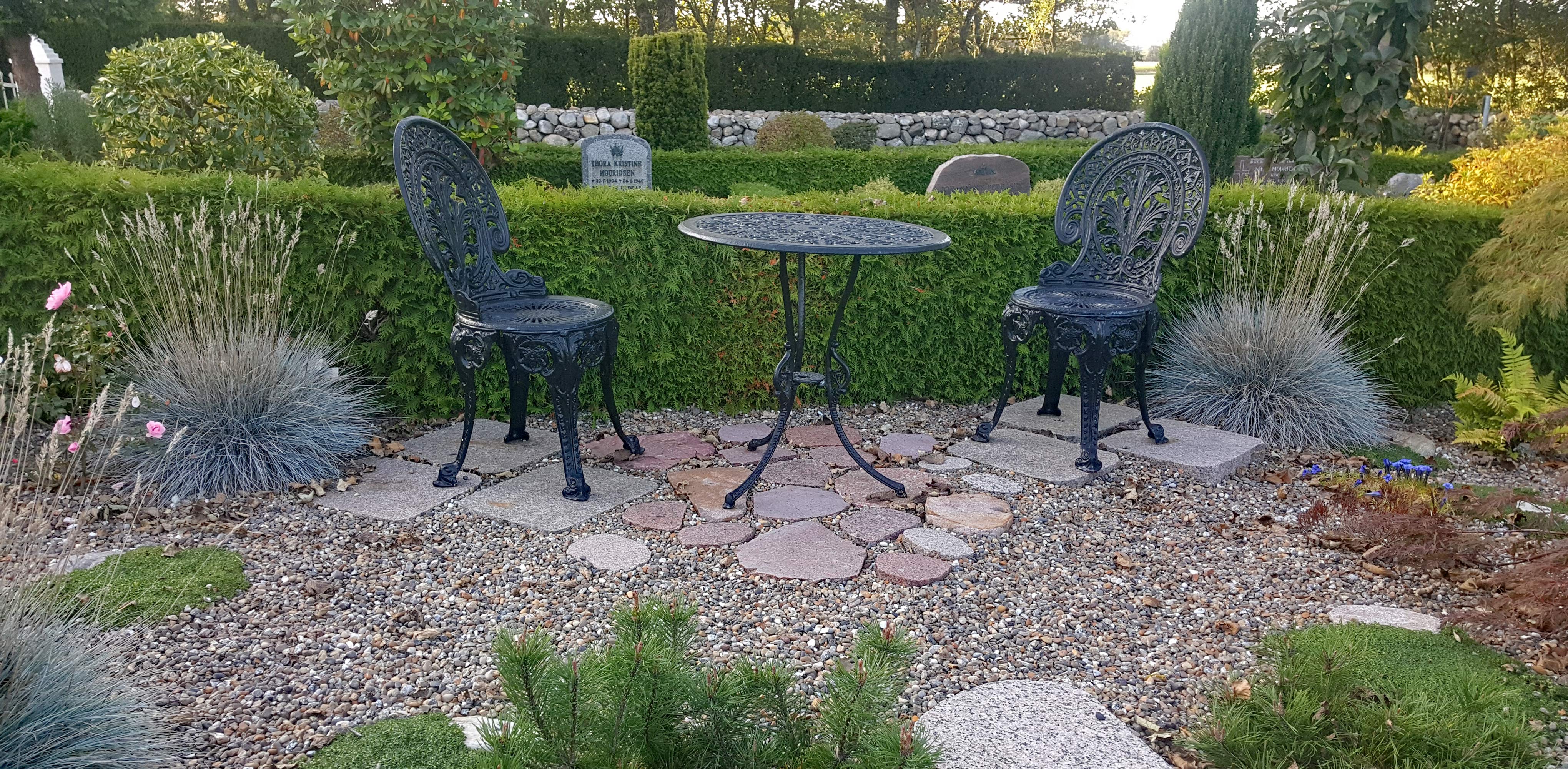 En ændret begravelseskultur med færre kister og flere urner betyder mindre pladsbehov. På Nr. Omme kirkegård er der etableret en sansehave for de levende på de ubenyttede grave. Alternativet til sansehaven ville være tomme gravsteder med græs, grus eller jord. Med sansehaven er kirkegården meget mere spændende at besøge.