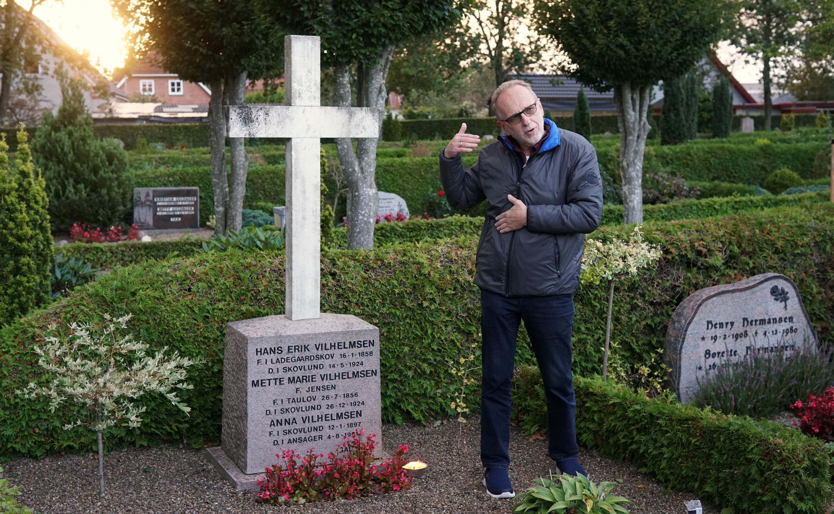 Georginerne blomstrer på Skovlund kirkegård