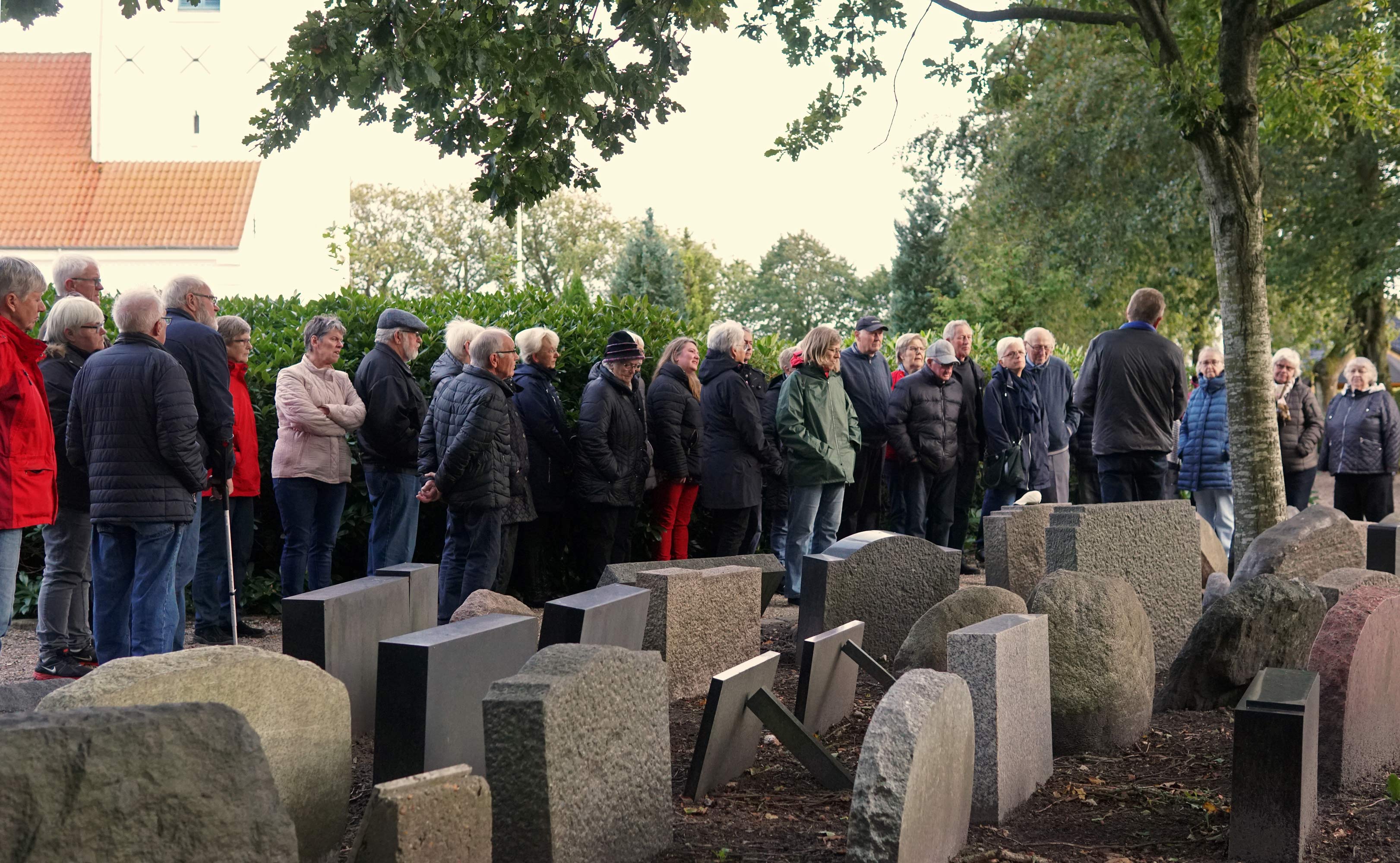Georginerne blomstrer på Skovlund kirkegård