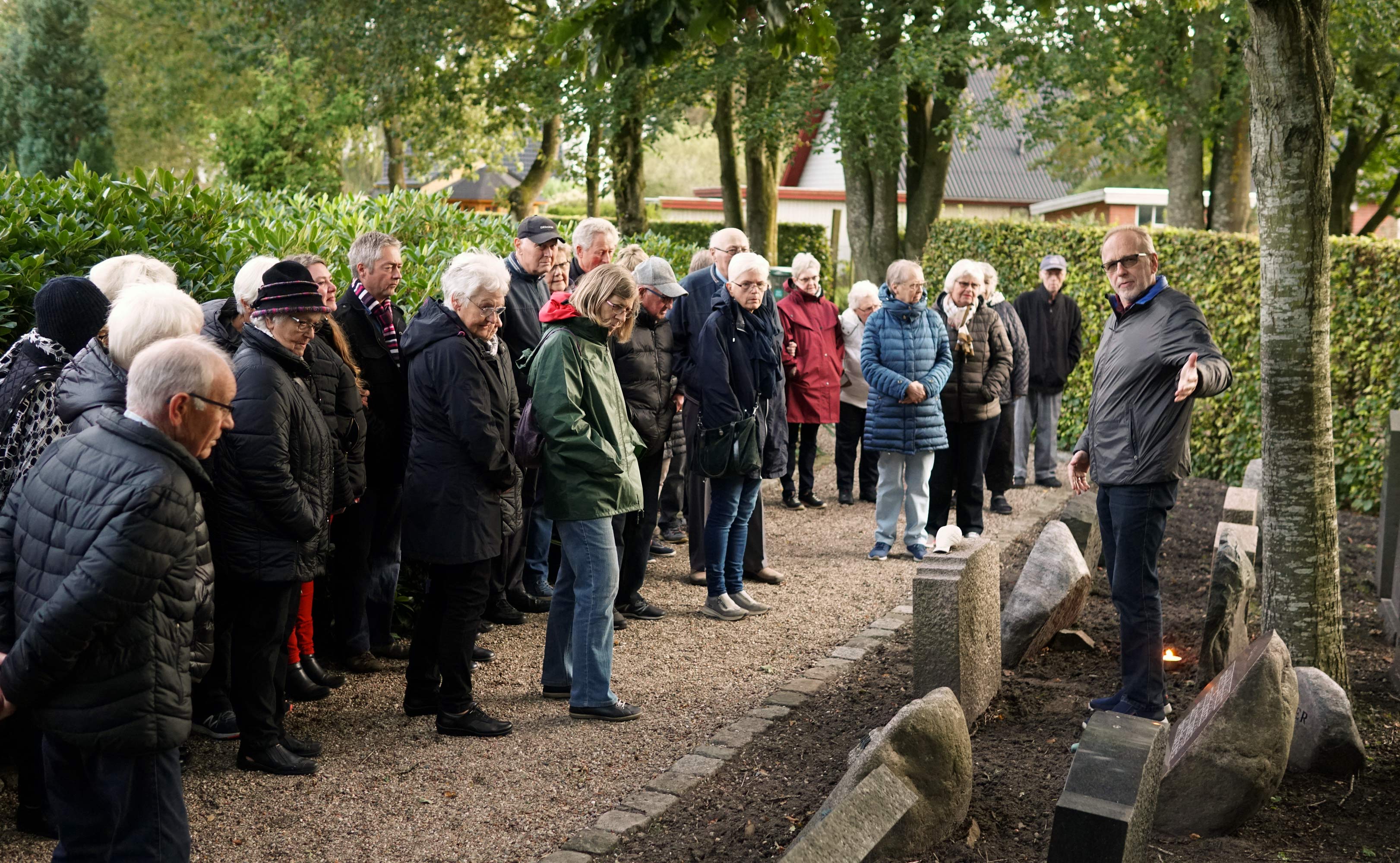 Georginerne blomstrer på Skovlund kirkegård