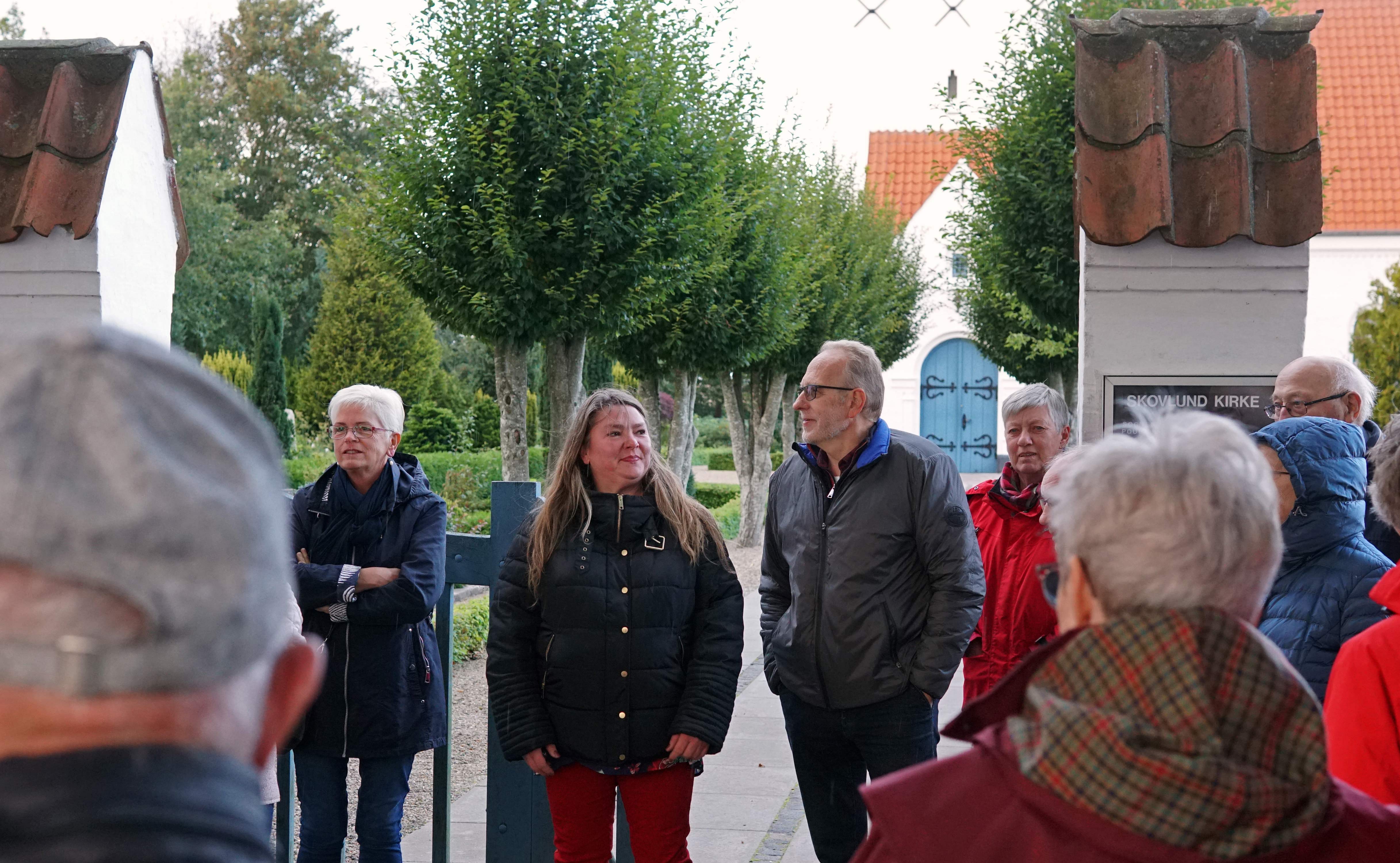 Georginerne blomstrer på Skovlund kirkegård