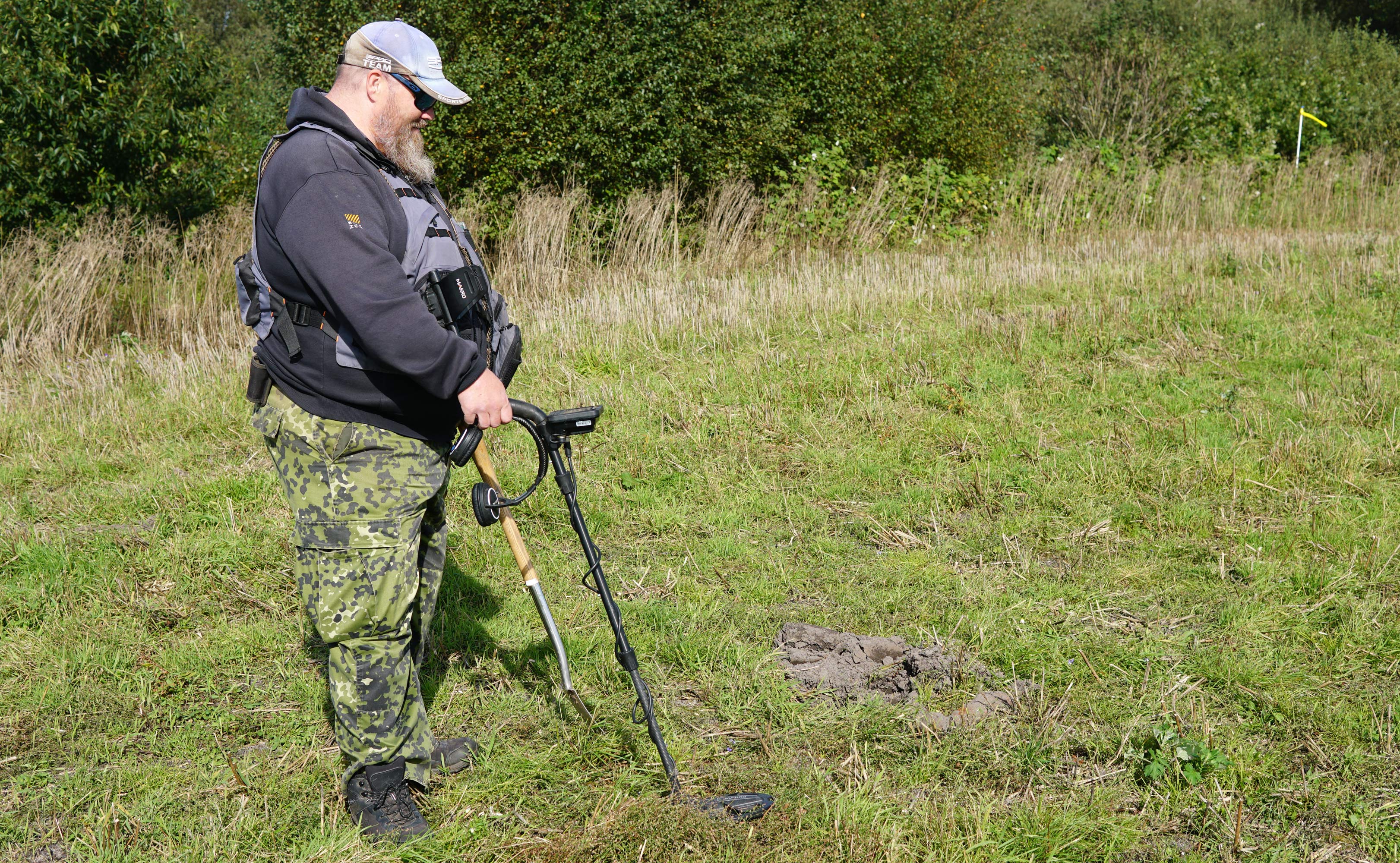 Per Olsen fandt lørdag en mortergranat med sin metaldetektor på marken mellem Tiphedevej og Kvie Søvej. En af bomberydderne viser granaten frem.
