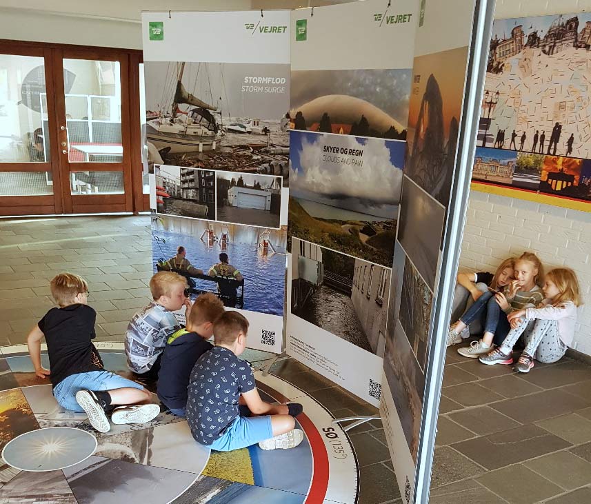 Se udstillingen i skolens indgangsparti  af fotos, som seerne har sendt til TV2 om vejret