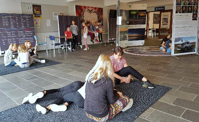 Se udstillingen i skolens indgangsparti  af fotos, som seerne har sendt til TV2 om vejret