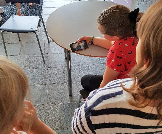 Se udstillingen i skolens indgangsparti  af fotos, som seerne har sendt til TV2 om vejret