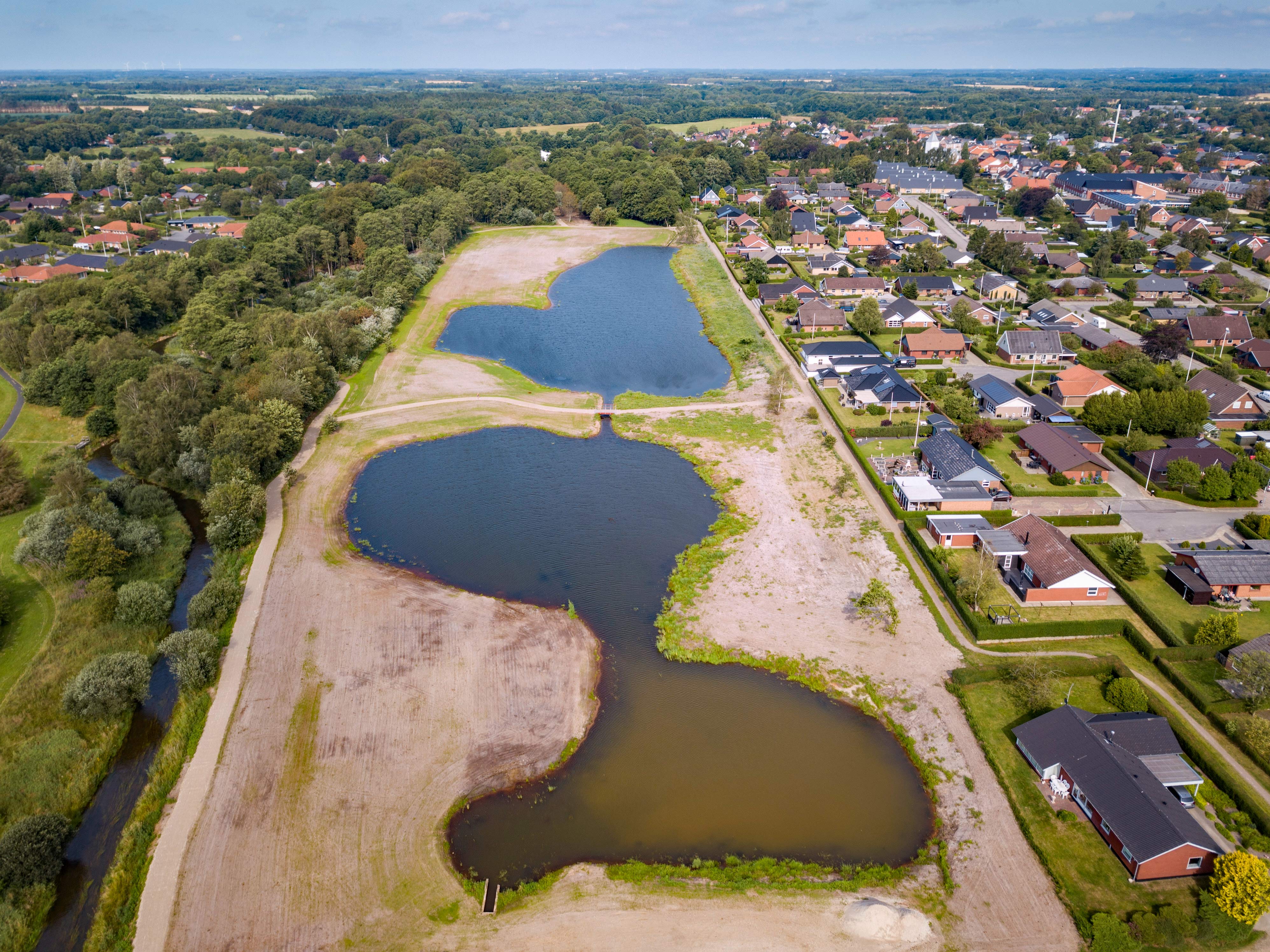 Dronefoto af Ansager Søpark, hvor det nysåede græs er spiret frem
