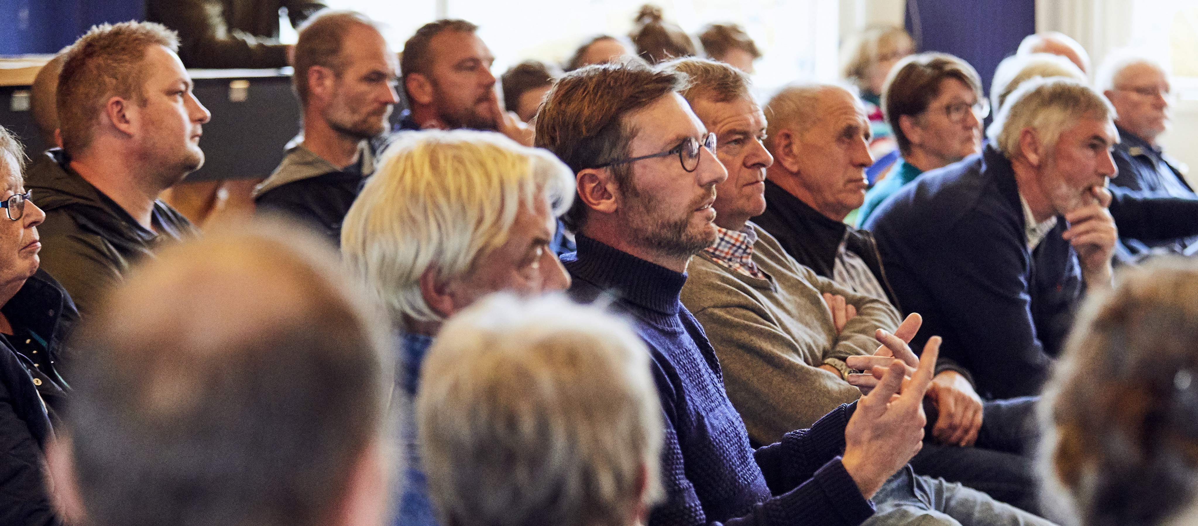 En landsbyklynge er basseret på relationer og samarbejde. Billedet er fra et borgermøde "Hånden under Midtfyn"