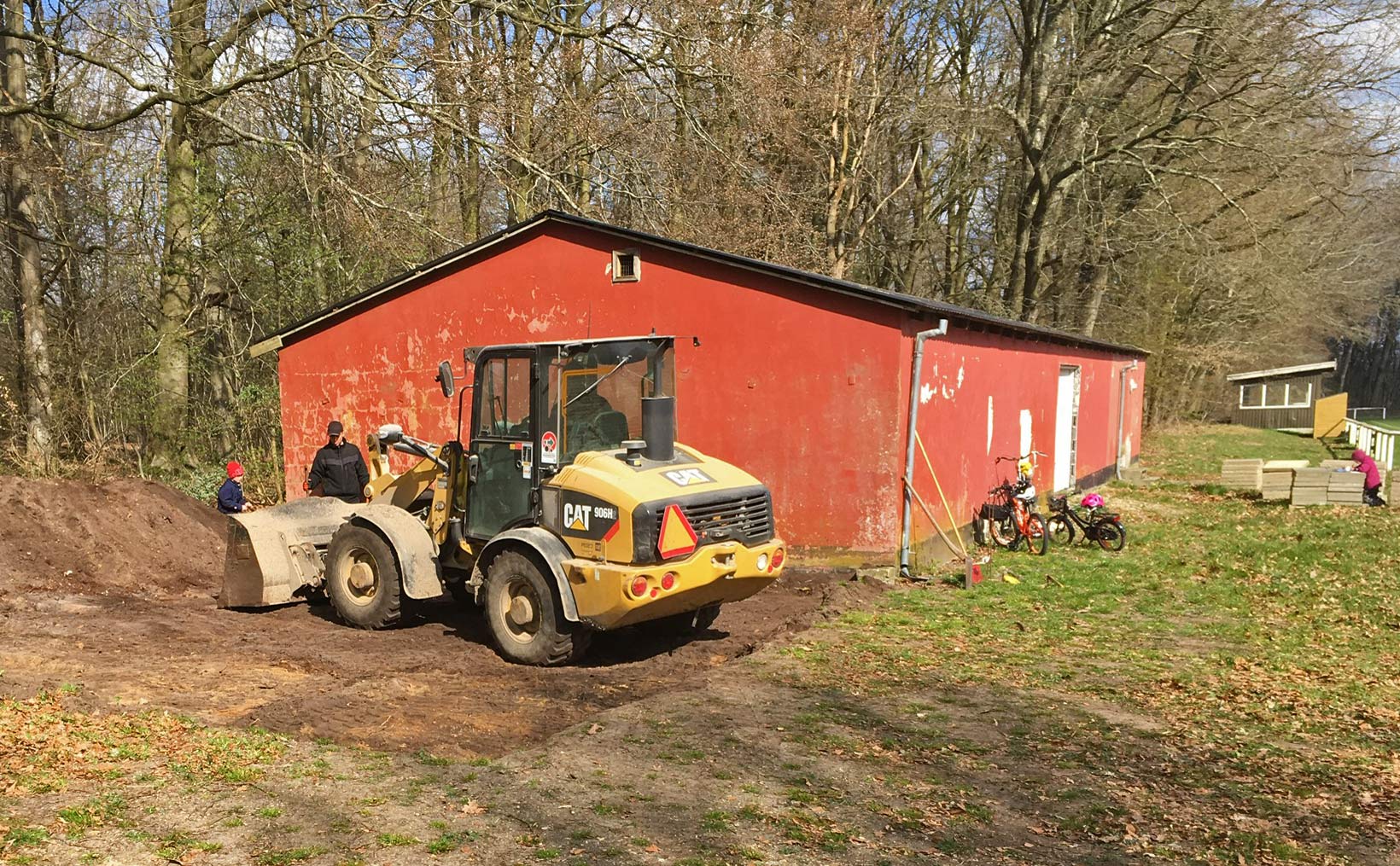 Efter en træningstur rundt i omegnen, holder rytterne rast ved de to nye borde/bænkesæt på stadion, hvor MTB-ruten starter