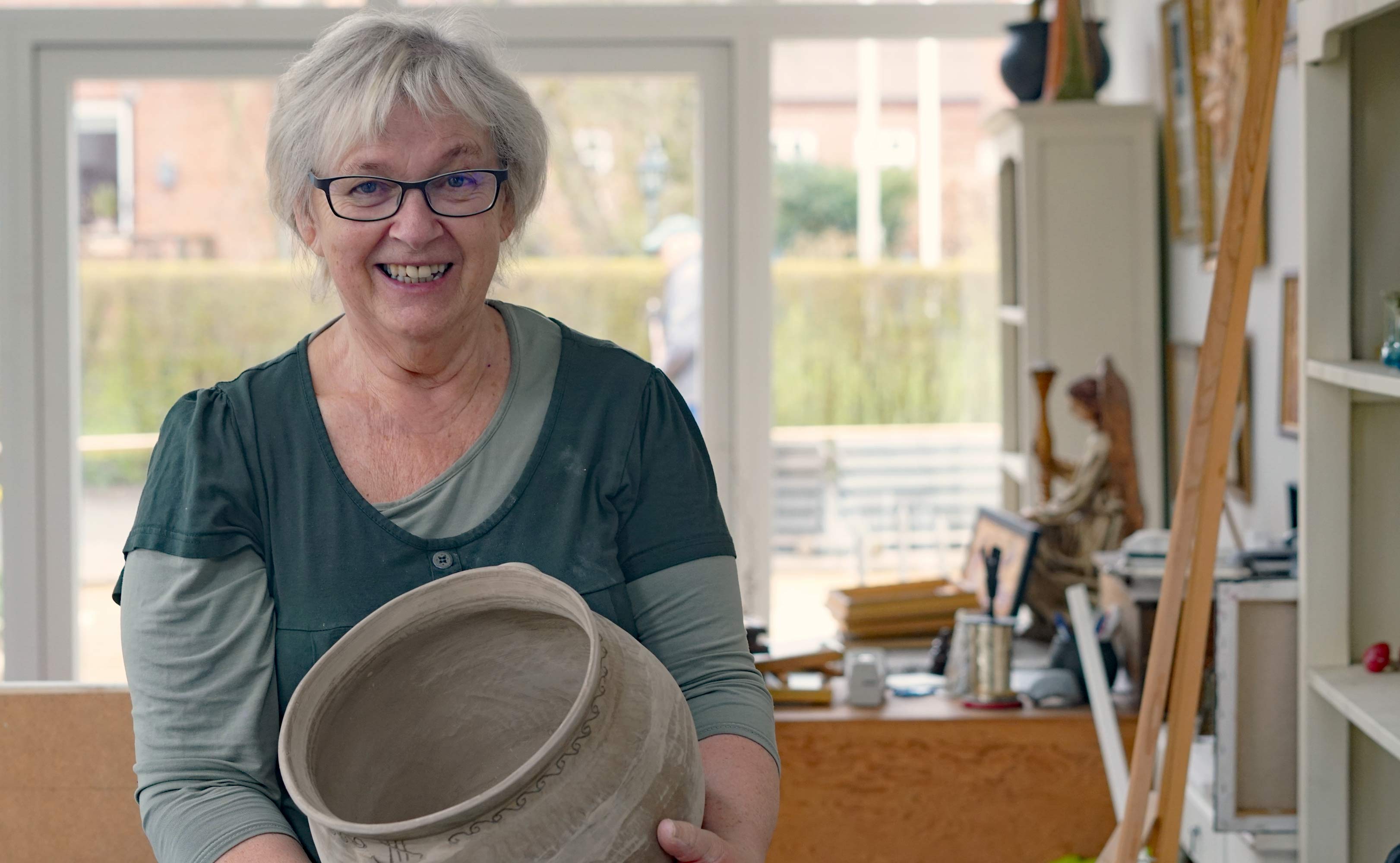 Tove Engelbrecht med en jydepotte, som skal brændes inden åbent hus lørdag den 6. april 2019