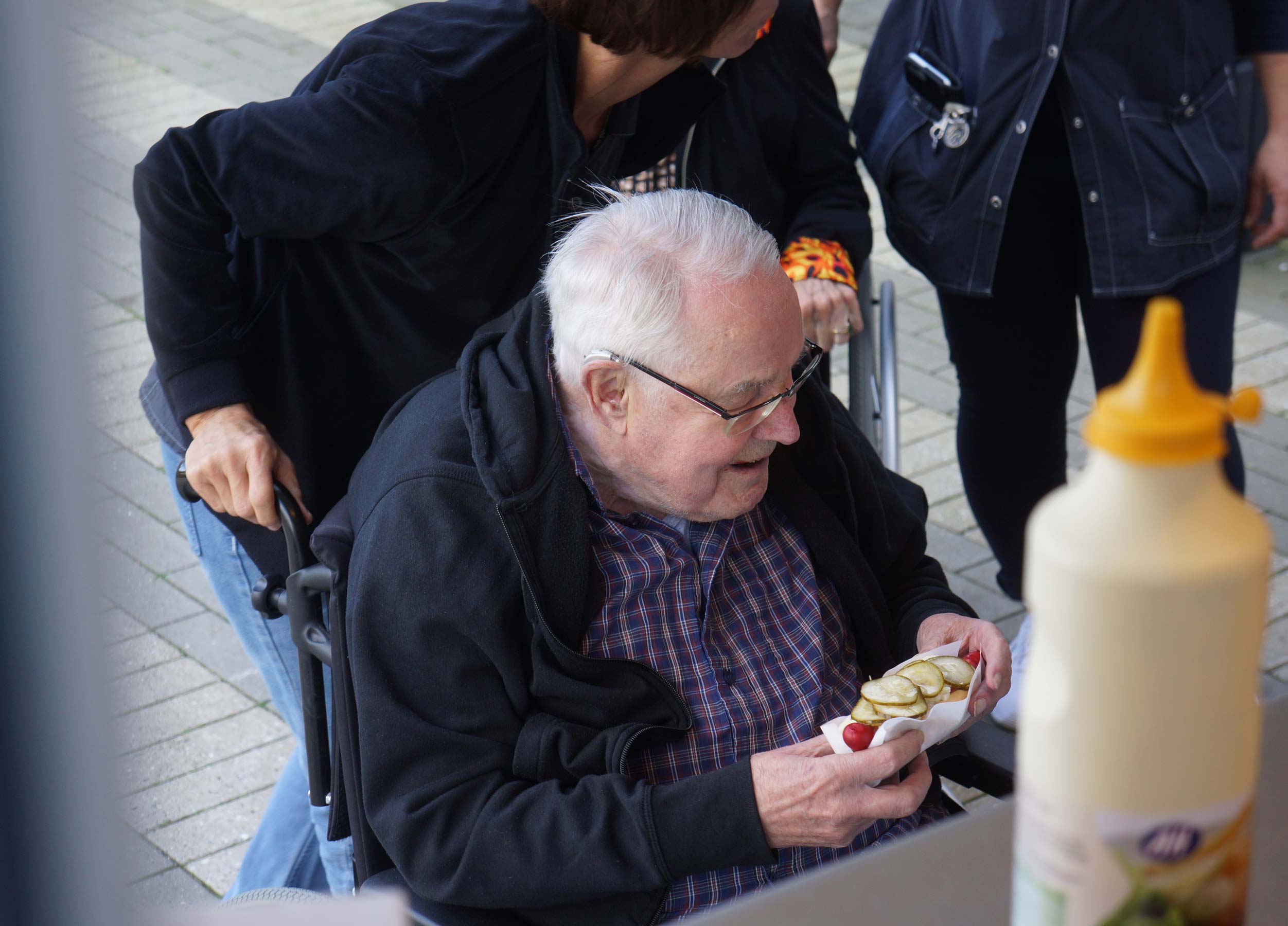 Beboerne på plejehjemmet tog godt imod pølsevognen, som tirsdag aften bød pølser og hotdogs ved hjemmet