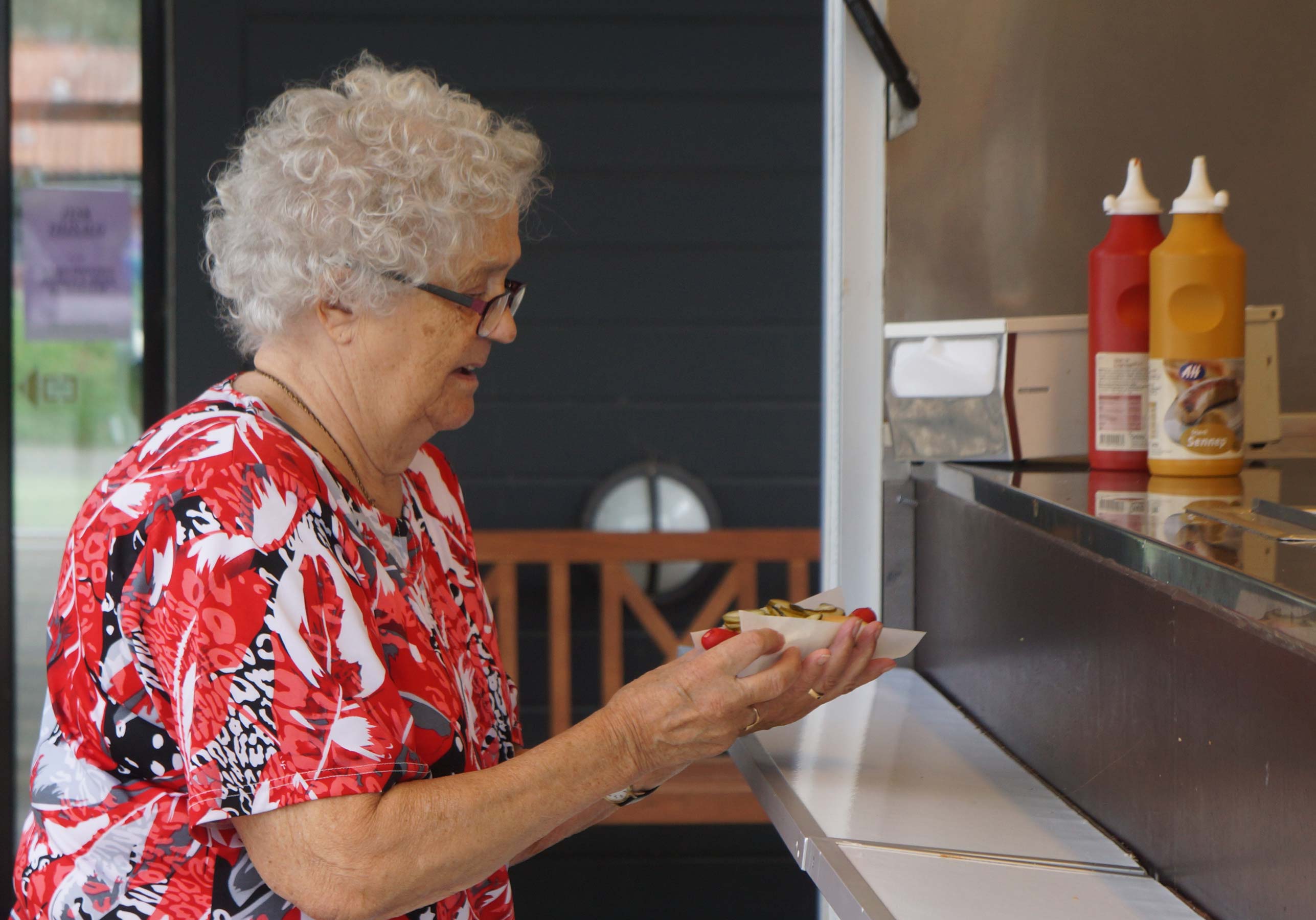 Beboerne på plejehjemmet tog godt imod pølsevognen, som tirsdag aften bød pølser og hotdogs ved hjemmet