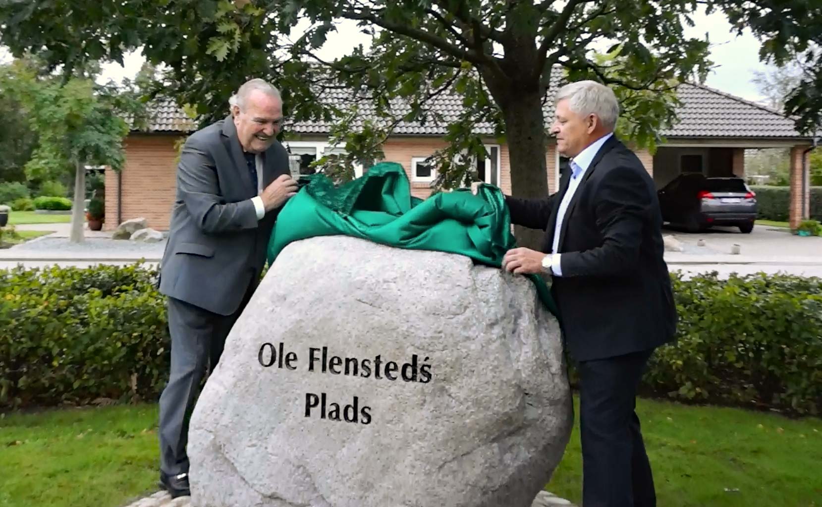 Mejerigrunden i Skovlund hedder nu Ole Flensteds Plads.