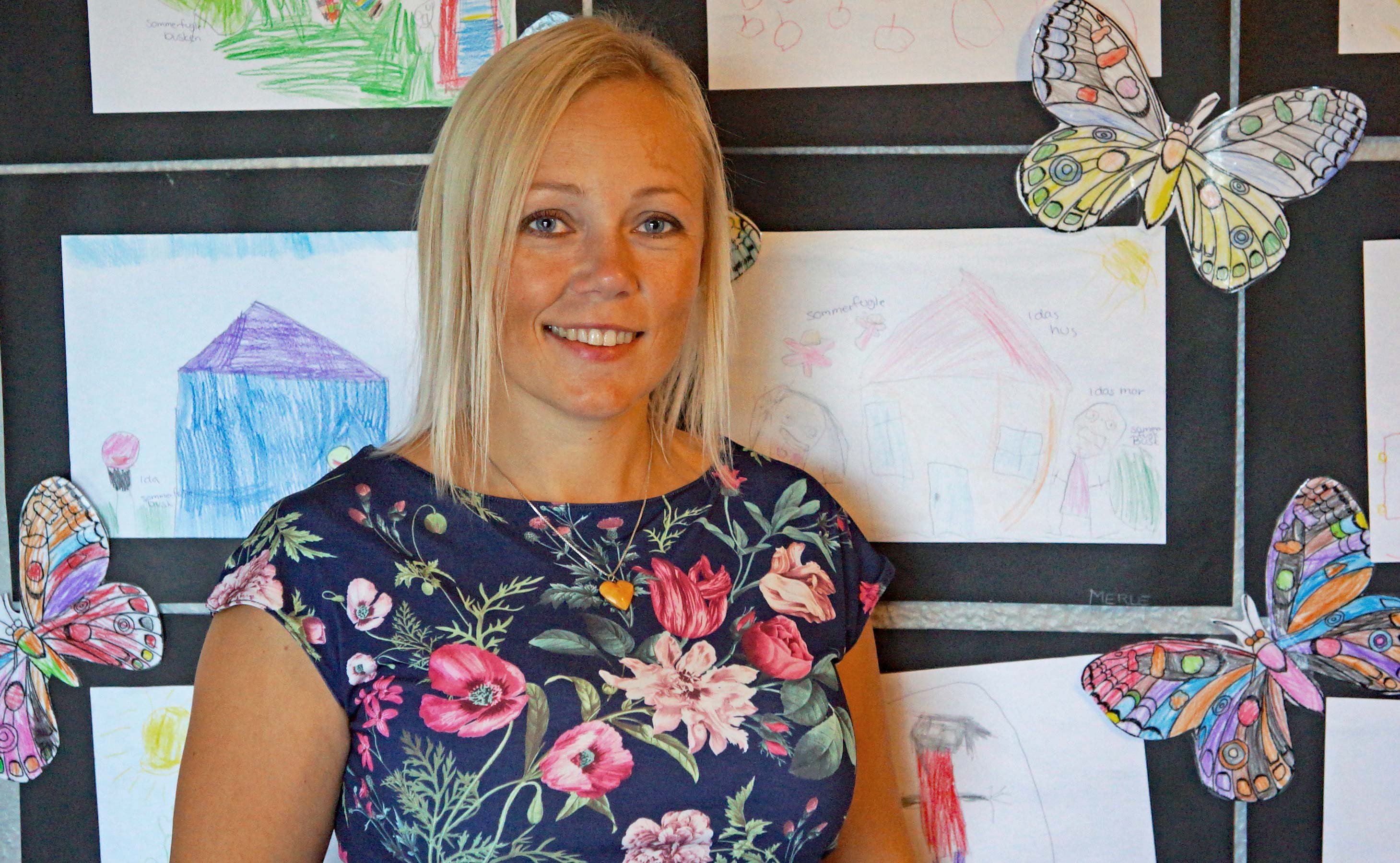 Helle O´Connor Due Jensen ny leder af SFOen og Juniorklubben i Ansager. Sommerfuglene bag Helle er fra et tema om at have sommerfugle i maven for de, der lige er begyndt at gå i skole.