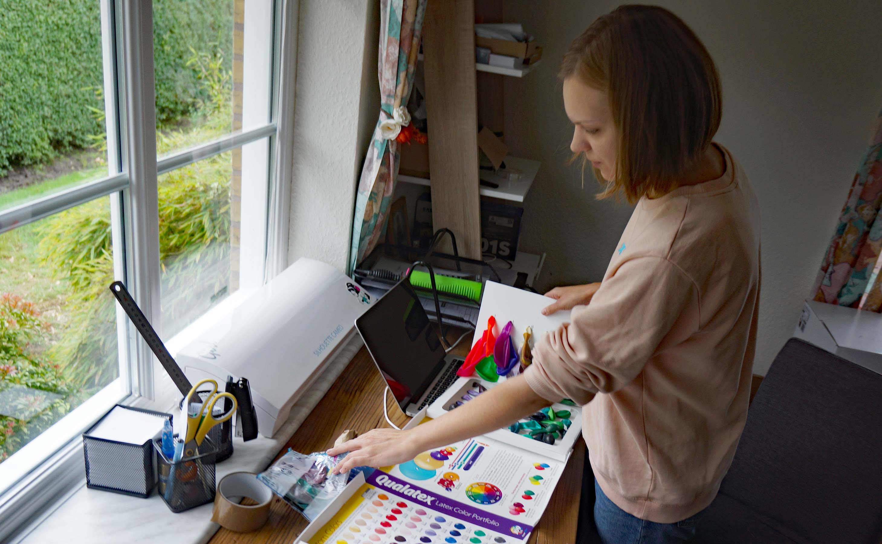 Kateryna Litvin sælger balloner og tilbehør til fester fra sin webshop der drives fra Solsortevej 10 i Ansager