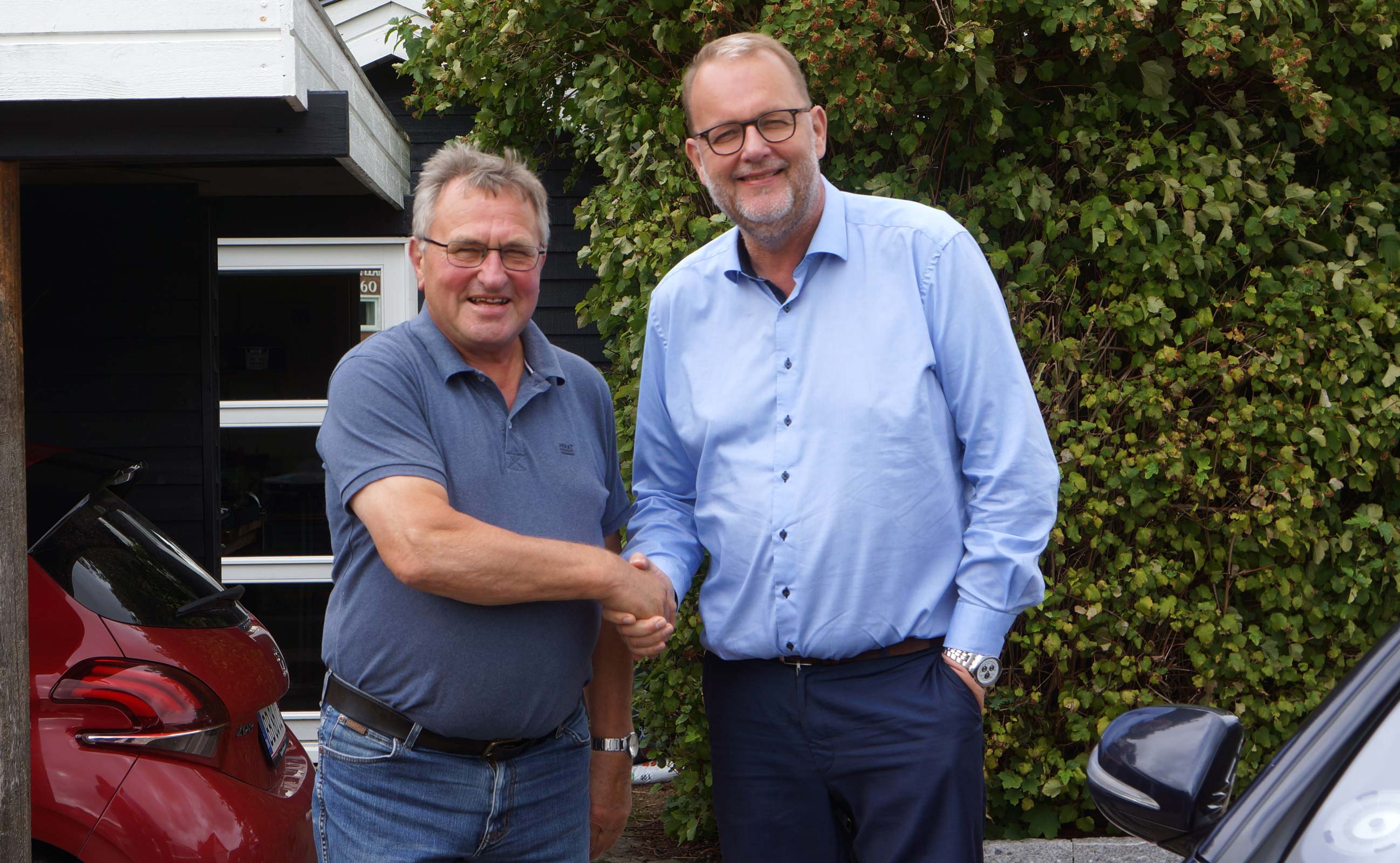 Jørgen Lilleholt og Lars Chr. Lilleholt inden turen for ministerens vedkommende går videre i ministerbil til Varde.