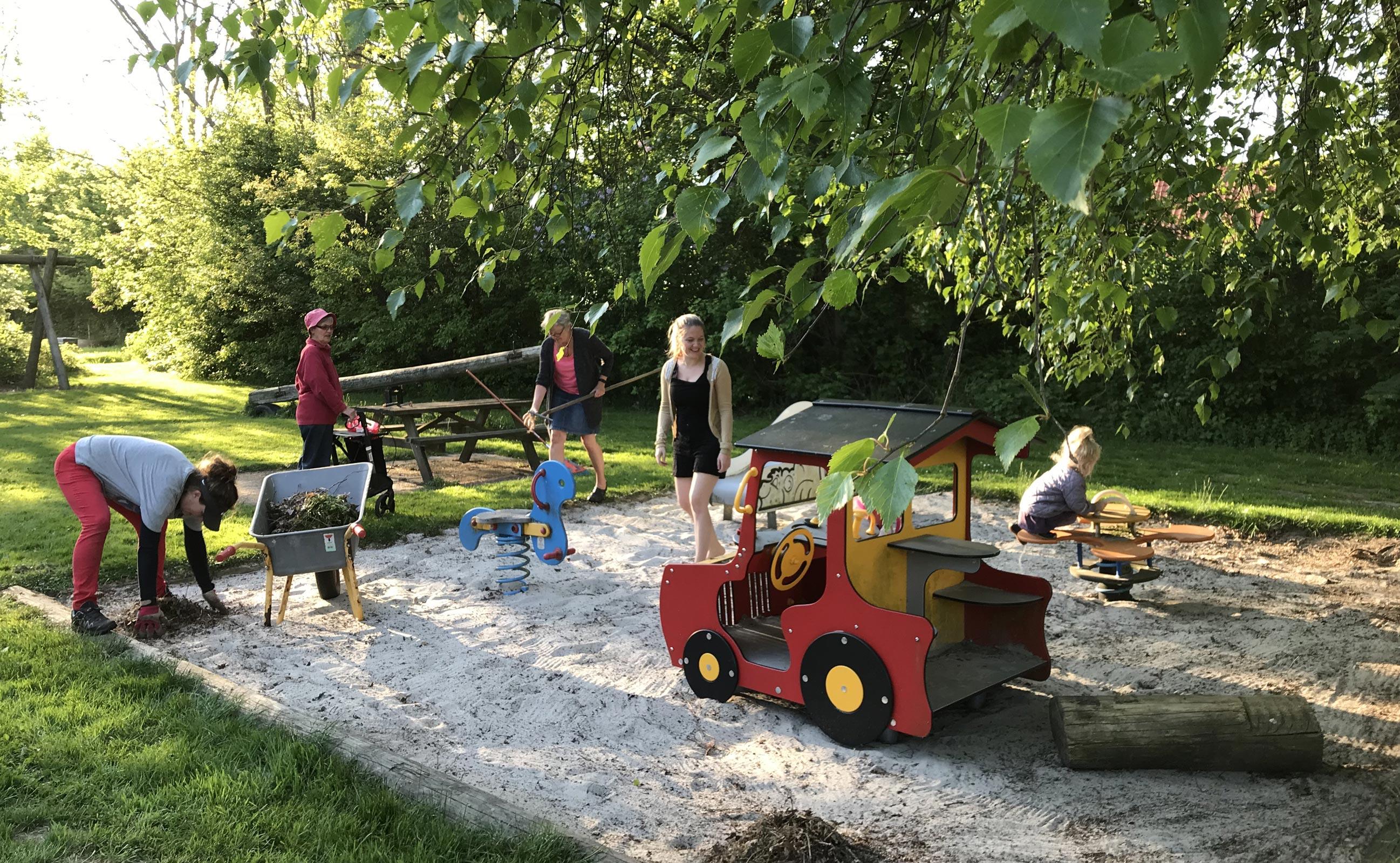 Arbejdsdag på legepladsen i Maugstrup i Haderslev Kommune, hvor midler fra borgerbudgettering har sikret fornyelse af det grønne samlingsted.