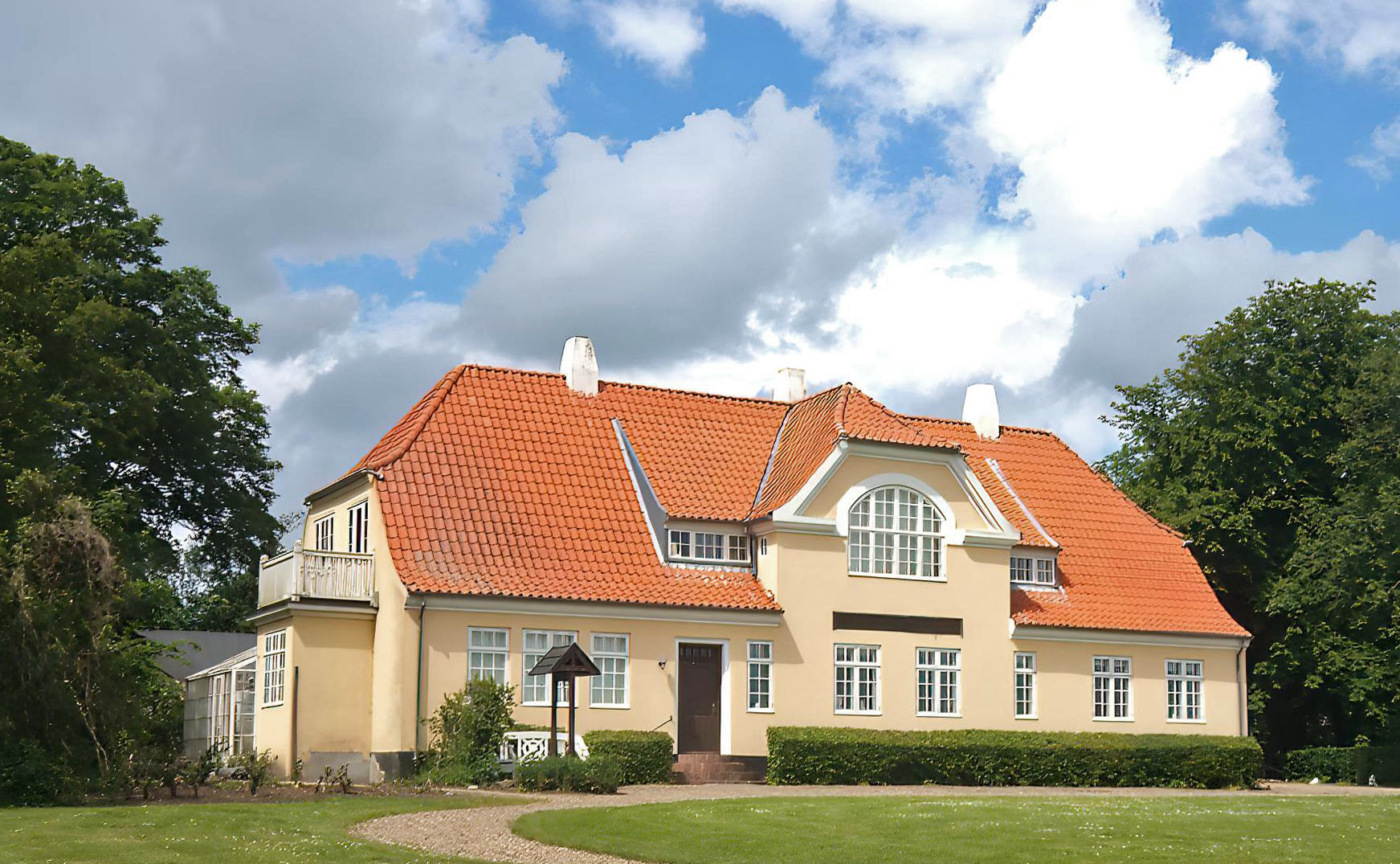 Jenle Jeppe Aakjærs kunstnerhjem. Billede taget fra haven 16. juni 2012.
