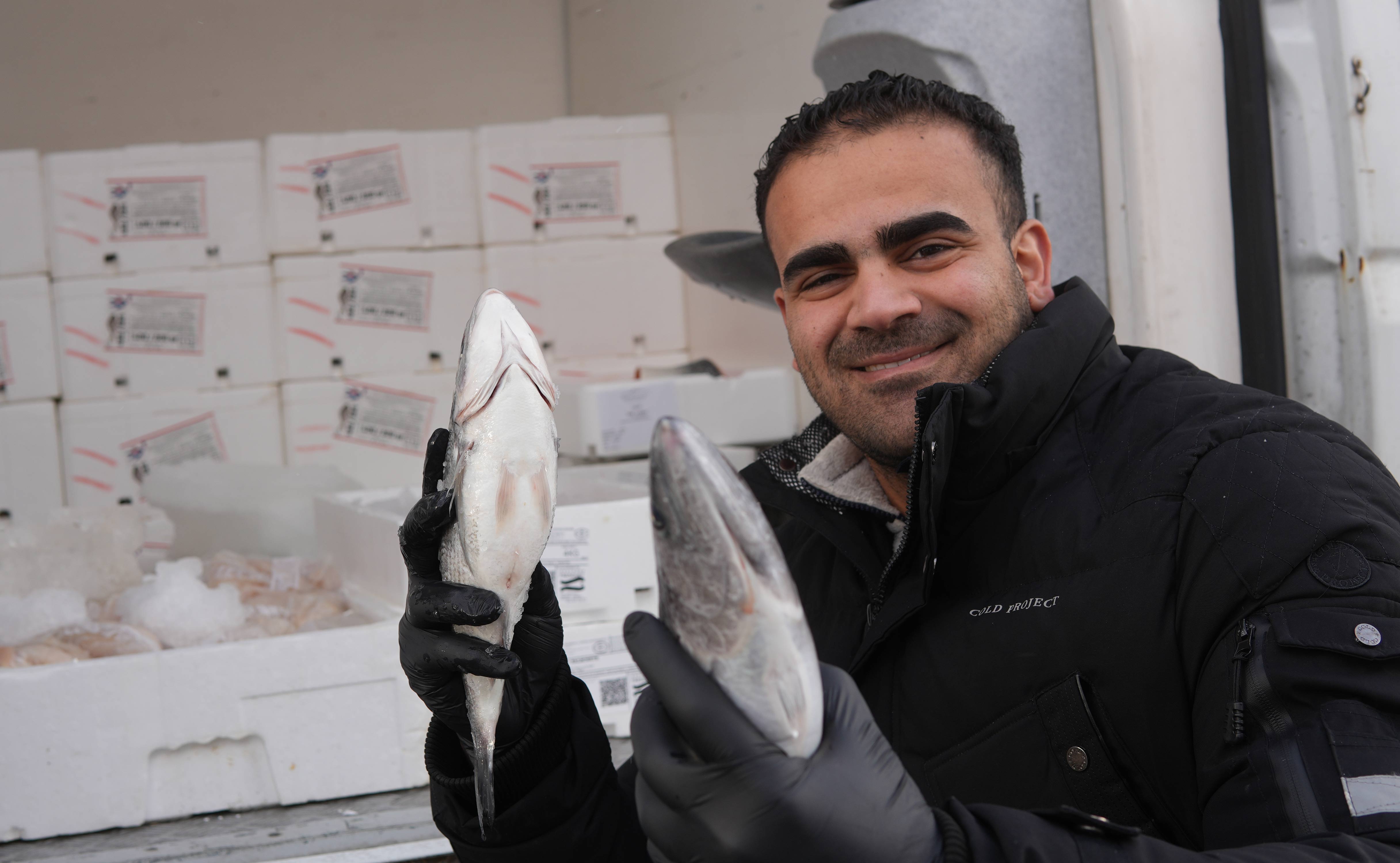 Rael Madi's fiskebil parkeret mellem Min Købmand og Ansager Kirke, et ugentligt onsdagsmarked for friske fisk og skaldyr i byens hjerte