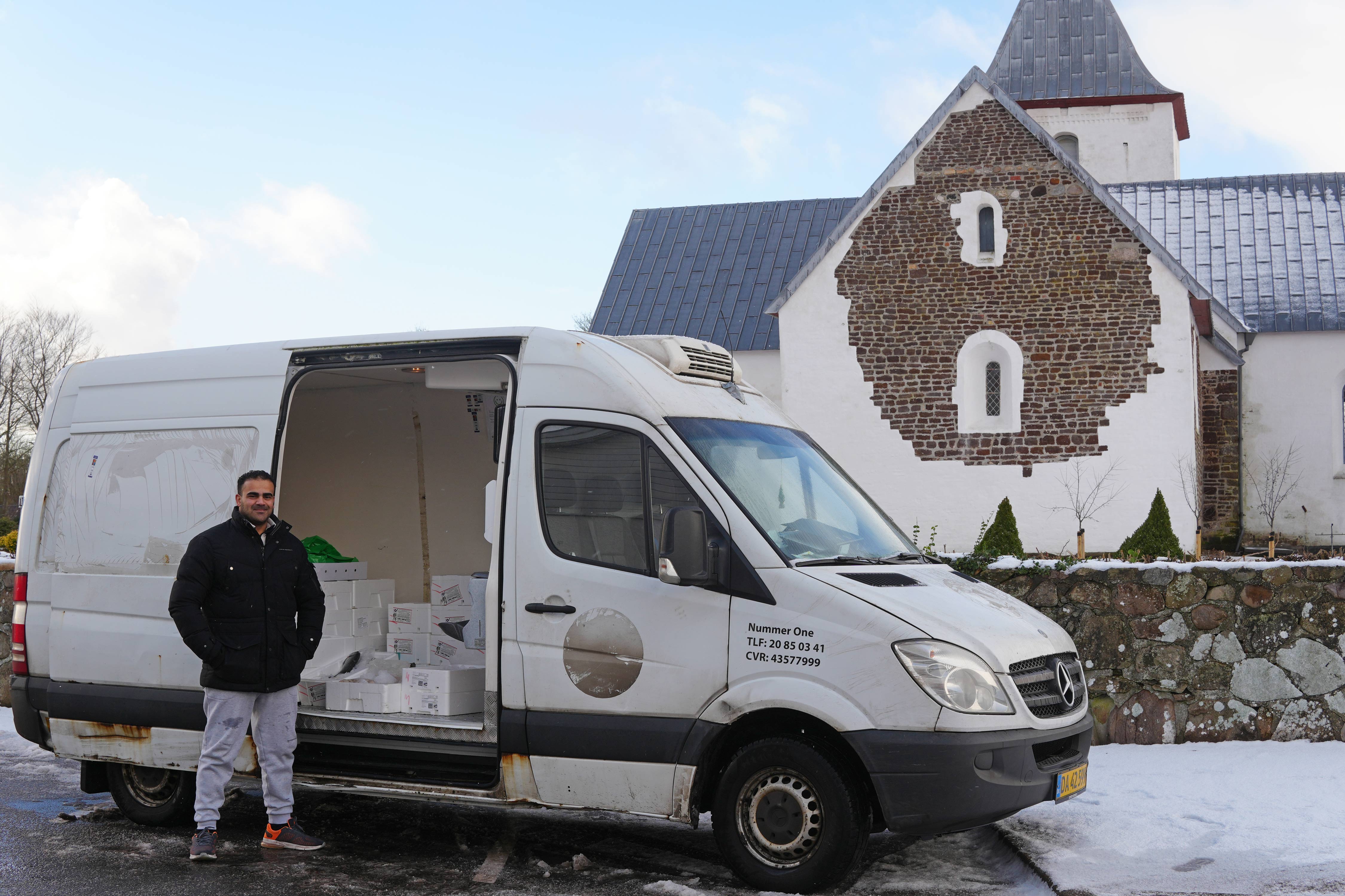 Rael Madi's fiskebil parkeret mellem Min Købmand og Ansager Kirke, et ugentligt onsdagsmarked for friske fisk og skaldyr i byens hjerte