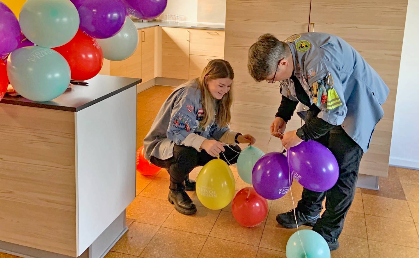 Lokalsamfundet samles til fejring af FDF Ansagers nye faciliteter med smil, fadøl og kage under åbent hus arrangementet