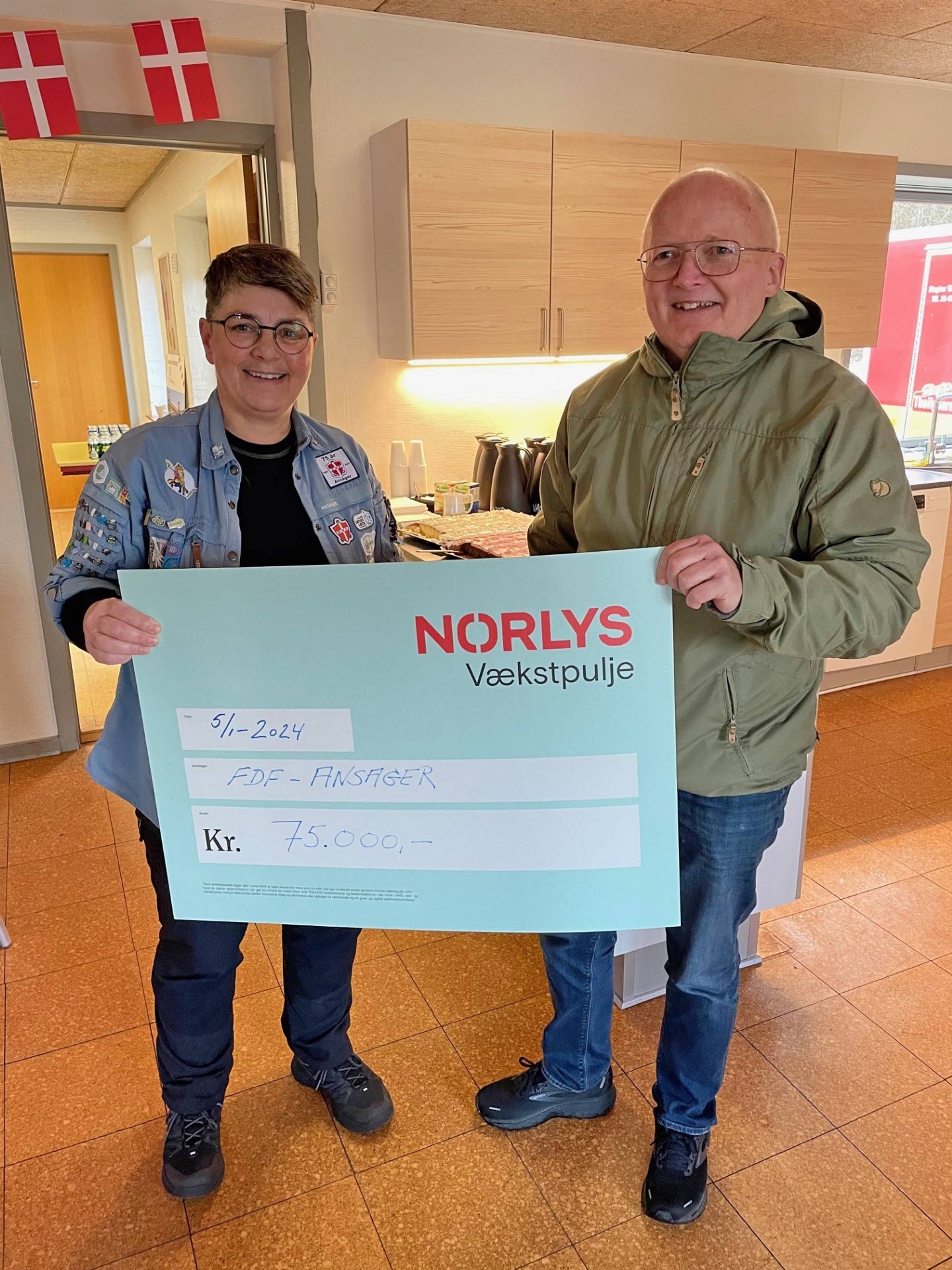 Lokalsamfundet samles til fejring af FDF Ansagers nye faciliteter med smil, fadøl og kage under åbent hus arrangementet
