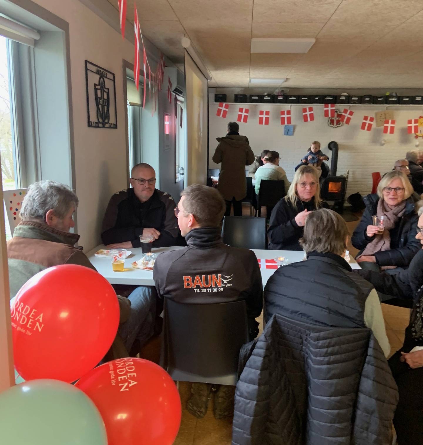 Lokalsamfundet samles til fejring af FDF Ansagers nye faciliteter med smil, fadøl og kage under åbent hus arrangementet