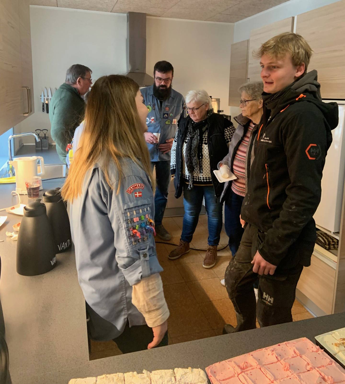 Lokalsamfundet samles til fejring af FDF Ansagers nye faciliteter med smil, fadøl og kage under åbent hus arrangementet