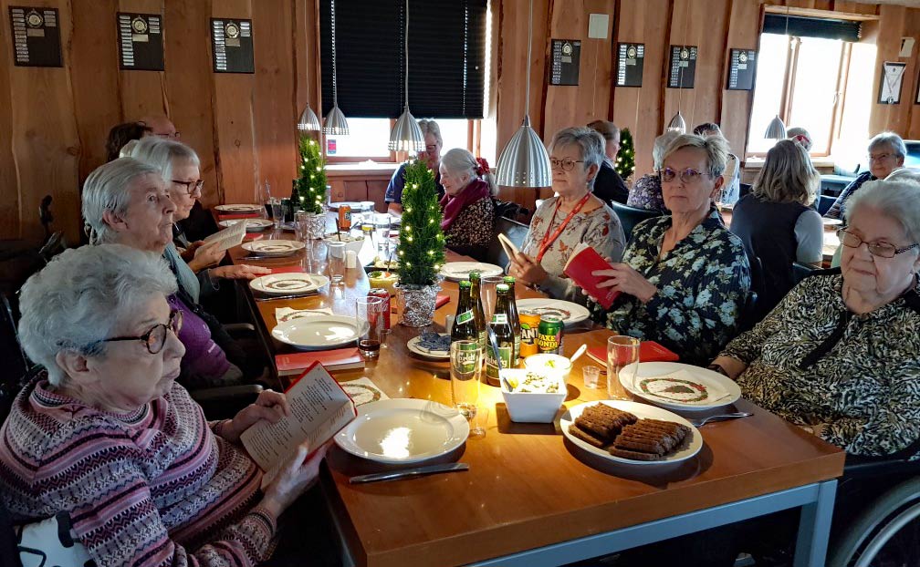 Billede fra hyggelig julefrokost i jagthytten med beboere og skubbere