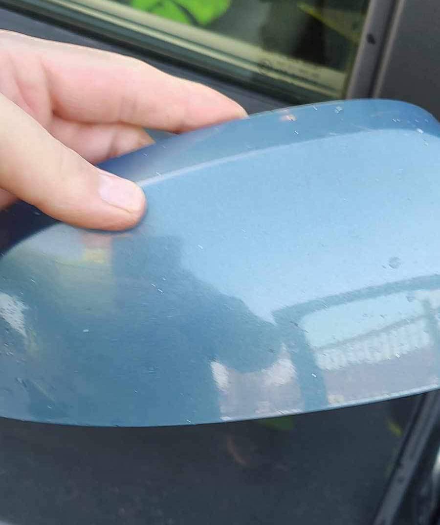 Tabt lysblåt sidespejl fundet ved hit-and-run på Østergade i Ansager. Muligvis fra en Opel