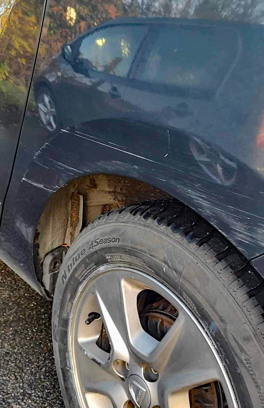 Tabt lysblåt sidespejl fundet ved hit-and-run på Østergade i Ansager. Muligvis fra en Opel